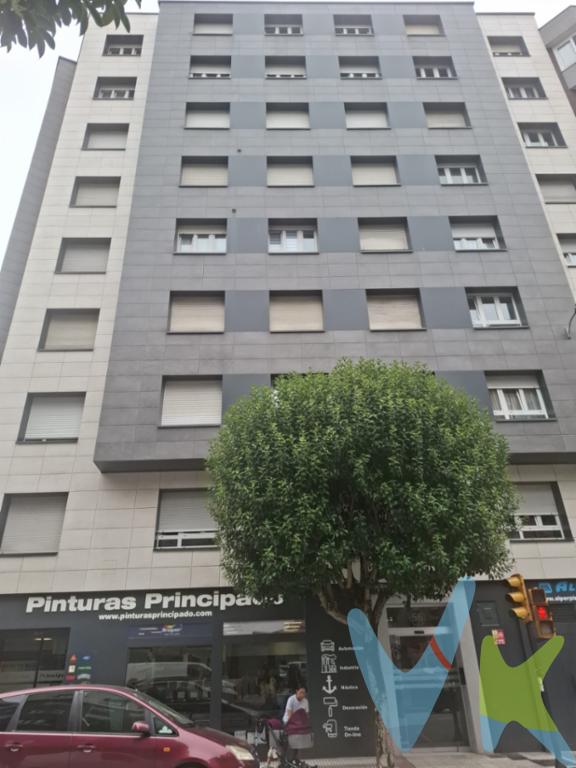  En el corazón de Gijón, en una de las zonas más codiciadas por su dinamismo y accesibilidad, se encuentra este bonito piso a la venta. Cuenta con una distribución funcional y acogedora. Con 78.32 metros cuadrados útiles y un total de 87 metros construidos, el espacio ha sido optimizado para ofrecer comodidad y estilo. En la entrada descubrirá una atmósfera cálida y  iluminada que permiten una excelente entrada de luz natural.El inmueble dispone de dos habitaciones muy amplias que ofrecen un ambiente privado y tranquilo, ideales para compartir el descanso y la zona de trabajo.Ubicada en la tercera planta, el edificio tiene fachada ventilada y tiene una reforma integral que se disfruta desde su entrada al portal. A su vez, el edificio está dotado de un ascensor, facilitando el acceso y la movilidad para cualquier residente o visitante. Su proximidad a todas las zonas comerciales y de ocio, junto con la calidez de sus interiores bien diseñados, ofrece lo mejor de los lugares para vivir.Los futuros propietarios pueden mudarse sin preocupaciones y comenzar a disfrutar de inmediato de todo lo que la propiedad y su inigualable ubicación tienen para ofrecer.Por todas estas razones, invitamos a los interesados a visitar este maravilloso piso en el centro de Gijón. Una vez dentro, podrán experimentar de primera mano el potencial que este espacio ofrece para convertirse en un hogar inolvidable.  No dejes pasar esta oportunidad única en un mercado competitivo. ¡Contáctanos para concertar una visita!Según la Ley 10/2025, de 28 de diciembre, se informa que los gastos e impuestos que conlleva la adquisición no están incluidos en el precio indicado:El vendedor asume la plusvalía y el resto de gastos son del comprador.Segundas transmisiones, el comprador abona el Impuesto sobre Transmisiones Patrimoniales (ITP). Puede consultar toda la información en el siguiente enlace: https://sede.tributasenasturias.es/sites/sede/default/es_ES/Que-quieres-hacer/Transmisiones-Patrimoniales-y-AJD. La base imponible que se toma para el cálculo será el mayor valor entre precio de compraventa, tasación o valor de referencia catastral.El comprador escoge la notaría. Los gastos de Notaría están regulados en el Anexo I, del Real Decreto 1426/1989, de 17 de noviembre, por el que se aprueba el arancel Notarial y los gastos de Registro según el arancel oficial establecido en el Anexo I, del Real Decreto 1427/1989, de 17 de noviembre, los aranceles varían en función del precio, número de copias y complejidad. Los gastos de Gestoría por la tramitación administrativa de la compraventa, presentación, liquidación de impuestos y la inscripción en el Registro de la Propiedad, serán de la parte compradora, en caso de que decida encargar dichos trámites a un profesional, su importe varía en función del profesional o entidad designada para su realización. Si el comprador necesita préstamo hipotecario, la tasación, condiciones y costes bancarios según entidad elegida por el comprador; así como los gastos de gestoría y cualesquiera otros inherentes a la formalización de la compraventa serán de su cuenta, salvo pacto expreso en contrario con el vendedor..Honorarios de intermediación inmobiliaria a cargo del vendedor.Conforme a la normativa vigente, el consumidor tiene derecho a disponer de información, documentación y condiciones de la compraventa relativa al inmueble, en la sede física de Los Arcos 98, SL en Avenida de la Costa, nº 53  bajo en Gijón, o a través de nuestro correo electrónico, inmobiliaria@grupolosarcos.es. La agencia actúa exclusivamente como intermediaria en la operación, las condiciones de la compraventa están sujetas a la aceptación expresa del vendedor y a la posterior formalización del correspondiente contrato. El presente anuncio es meramente informativo y la información facilitada corresponde a la disponible en la fecha de publicación, pudiendo variar en función de circunstancias legales, contractuales o fiscales.
