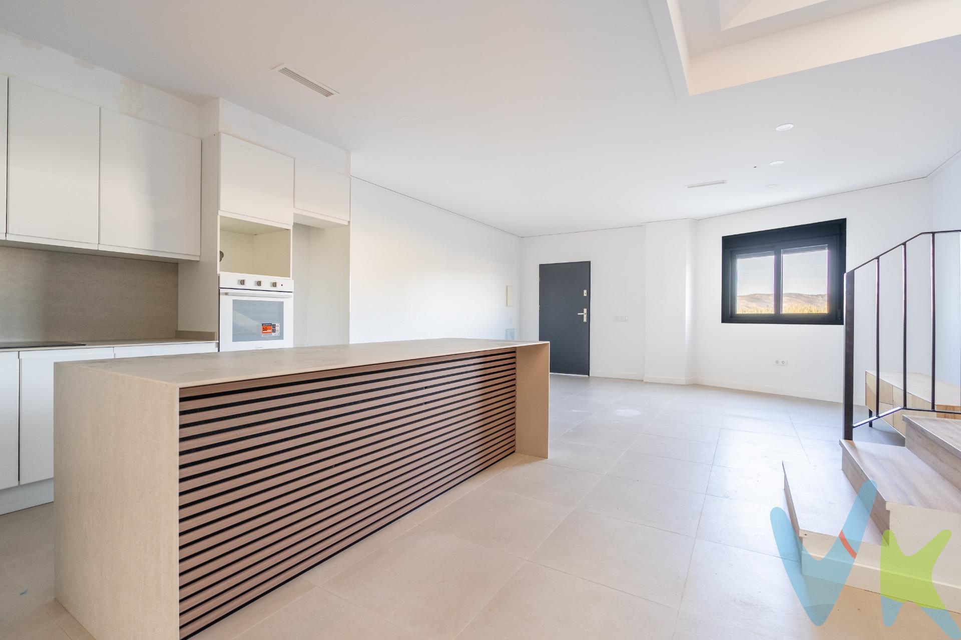 Presentamos espectacular ADOSADO DE OBRA NUEVA en Cárcer. Si buscas un hogar que combine DISEÑO MODERNO, AMPLITUD Y UNA UBICACIÓN PRIVILEGIADA , este espectacular adosado de 213 m² de obra nueva es tu opción ideal. Situado frente al Riu Sellent, en la tranquila localidad de Cárcer, esta vivienda ofrece la perfecta combinación de naturaleza, comodidad y cercanía a los servicios de Xàtiva, a tan solo 5 minutos, y a la ciudad de Valencia, a 35 minutos. La vivienda cuenta con una DISTRIBUCIÓN INTELIGENTE diseñada para disfrutar al máximo de cada espacio. En la planta baja encontrarás un AMPLIO Y LUMINOSO SALON-COMEDOR INTEGRADO CON LA COCINA OFFICE , un espacio diáfano de más de 48 m², ideal para compartir momentos en familia o con amigos. Dispone también de un DORMITORIO EN PLANTA BAJA, perfecto para mayor comodidad o como habitación de invitados, además de un moderno baño de cortesía. Desde esta planta se accede directamente al GARAJE PRIVADO, ESPACIOSO Y FUNCIONAL , con capacidad para un coche grande, una moto y zona adicional de trastero. En la primera planta se ubica el DORMITORIO PRINCIPAL, QUE DESTACA POR SU BAÑO EN SUITE Y UN AMPLIO VESTIDOR , pensado para maximizar la comodidad. Esta estancia cuenta con orientación este, balcón privado y grandes ventanales que llenan la habitación de luz natural. Completan esta planta dos dormitorios dobles, ambos equipados con armarios empotrados, abundante luz y VISTAS DESPEJADAS AL VALLE. Además, hay un segundo baño completo que da servicio a estos dormitorios. En la planta alta encontrarás un espacio diáfano y versátil que podrás destinar a salón de juegos, despacho, gimnasio o incluso un dormitorio adicional. Esta planta cuenta también con DOS TERRAZAS PRIVADAS de más de 16 m² cada una, con orientaciones este y oeste, ideales para disfrutar del sol y la ventilación cruzada durante todo el día. La vivienda destaca por su DISEÑO MODERNO Y CÓMODO , con lUZ NATURAL en todas las estancias gracias a una distribución cuidadosamente planificada. Los ACABADOS SON DE PRIMERA CALIDAD y cuenta con preinstalación de aire acondicionado frío/calor por conductos, lista para adaptarse a tus necesidades. Ubicada en un ENTORNO NATURAL ÚNICO, esta vivienda te permite vivir con privacidad y exclusividad, mientras disfrutas de todas las comodidades de un núcleo urbano como Xàtiva, que ofrece supermercados, grandes superficies, colegios y mucho más. Todo ello, a solo 35 minutos de Valencia, con excelentes conexiones. Con espacios amplios, diseño moderno y una CALIDAD DE VIDA ENVIDIABLE, este adosado es una oportunidad única que se adapta a cualquier presupuesto. No dejes pasar esta magnífica vivienda. ¡Contáctanos ahora y ven a descubrir tu nuevo hogar! 🏡🌳🌟. La descripción y los datos del presente inmueble tienen carácter meramente informativo y en ningún caso contractual. En el precio de la vivienda no están incluidos los honorarios de agencia, gastos de compraventa y/o financiación. Por mandato expreso del propietario, comercializamos este inmueble en exclusiva compartida, lo que garantiza un servicio de calidad, un trato fácil y personalizado, una gran difusión en nuestras redes compartidas y sin interferencias de terceros. Por este motivo se ruega no molestar al propietario, a los ocupantes de la propiedad, a los vecinos o conserjes del edificio si los hubiera. Si eres una agencia, llámanos colaboraremos contigo. . Muchas gracias. 