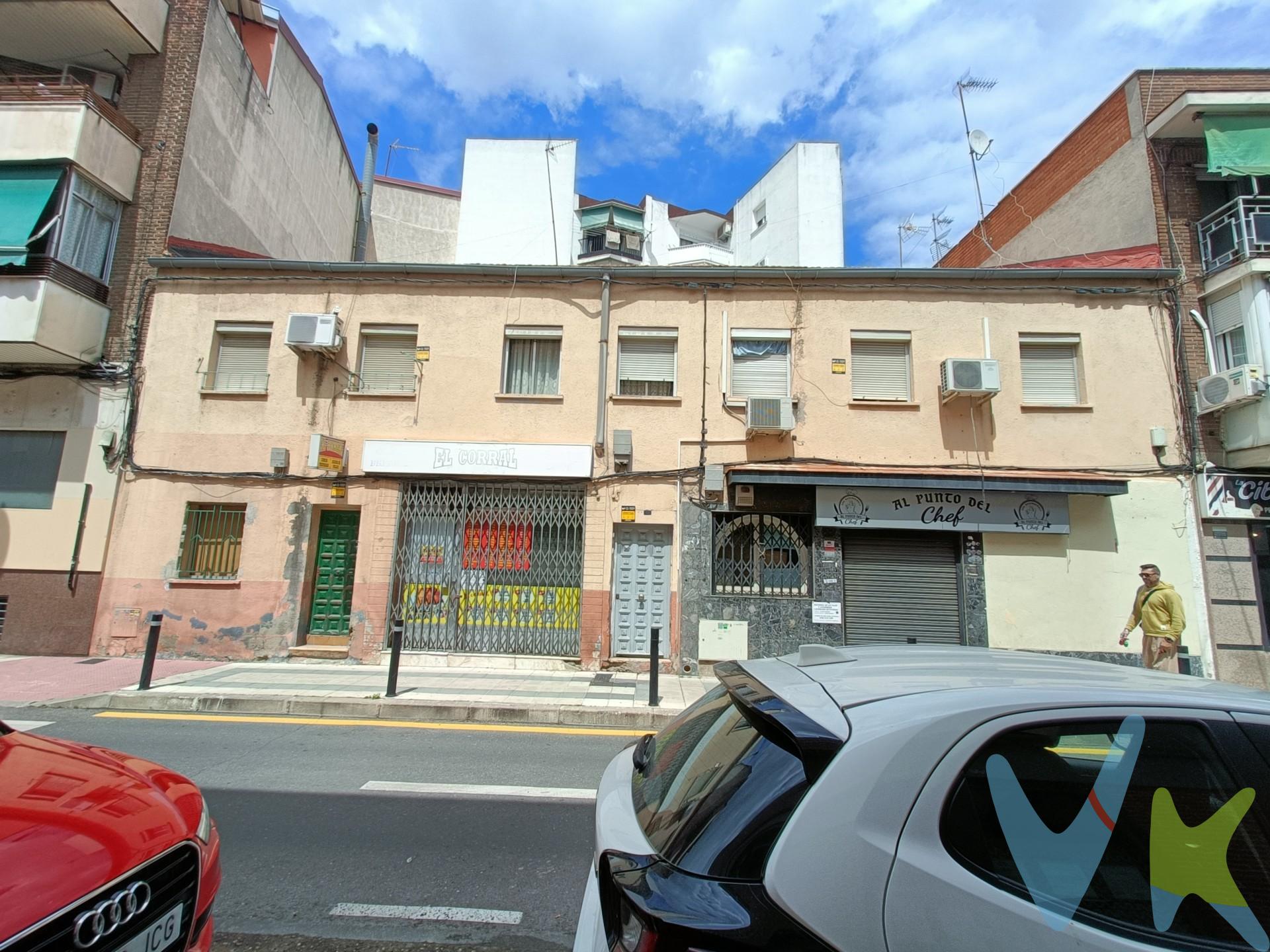 EDIFICIO COMPLETO EN VENTA EN GETAFE. EXCELENTE OPORTUNIDAD PARA PROMOTORES E INVERSORES.

Se vende edificio completo en Getafe, ideal tanto para rehabilitación integral como para desarrollo de obra nueva, ubicado en la calle Villaverde, en una zona consolidada y con alta demanda residencial.

El inmueble se asienta sobre una parcela de 222 m² según Catastro y representa una magnífica oportunidad de inversión por su potencial edificatorio y ubicación estratégica.

La construcción actual se distribuye en 2 plantas: en planta baja dispone de 2 locales comerciales de aproximadamente 70 m² y 100 m² y portal de acceso al patio interior y a la planta superior. En planta alta cuenta con 3 viviendas de aproximadamente 50 m² útiles cada una.

Según la normativa urbanística vigente, existe la posibilidad de desarrollar un nuevo edificio con planta baja + 3 alturas y una cuarta planta retranqueada, pudiendo aprovechar prácticamente la totalidad de la parcela.

Una oportunidad especialmente atractiva para promotores, constructoras e inversores que busquen desarrollar viviendas de obra nueva en una de las zonas con mayor proyección del sur de Madrid, con excelente ubicación y con todos los servicios, comercios y comunicaciones cercanas.

Para más información o concertar una visita, no dudes en contactarnos, estaremos encantados de atenderte.

Gastos e impuestos no incluidos en el precio publicitado. La agencia actúa en representación y por mandato del vendedor. Las condiciones de la venta establecen que el comprador deberá abonar un importe adicional fijo del 1,5%, más 21% de IVA, sobre el precio publicitado. La reserva del inmueble sólo se producirá después de que una propuesta de compra haya sido expresamente aceptada por el vendedor.

A título orientativo se informa que en segundas transmisiones el ITP con carácter general en Madrid es del 6%, pudiendo existir otros tipos impositivos atendiendo a las circunstancias personales del comprador u otras circunstancias previstas legalmente. Base imponible del impuesto el mayor valor entre el precio de compraventa, la tasación o el valor de referencia catastral. En cuanto a los gastos de notaría y registro de la propiedad, en su caso, son variables, dependen de aranceles según precio y complejidad, oscilando aprox. entre un 0,2% y un 2%. Si el comprador precisase de hipoteca: tasación, condiciones y costes bancarios serán según entidad elegida por el comprador, así como los gastos de gestoría y cualesquiera otros gastos inherentes a la compraventa que legalmente correspondan a la parte compradora, salvo pacto expreso en contrario con el vendedor. El consumidor tiene, conforme a la normativa vigente, a su disposición información y documentación adicional relativa al inmueble y condiciones de la compraventa, que podrá ser consultada en la sede física de la agencia.