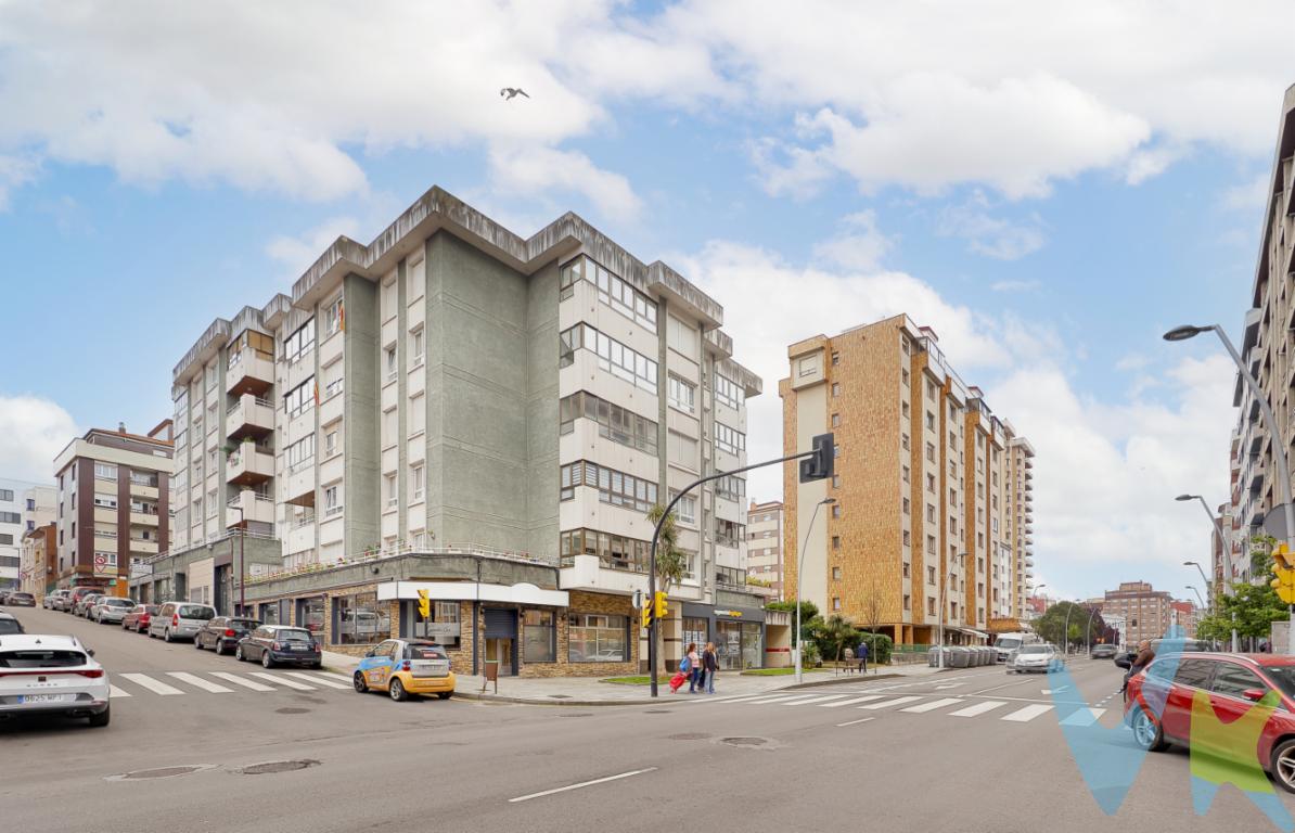  En el Barrio de El Coto, Gijón muy buen local totalmente instalado como oficina.Este espacioso local comercial en venta es la inversión perfecta para quienes buscan establecer o expandir su negocio en una de las zonas más estratégicas y concurridas de la ciudad. Con una superficie de 94 metros cuadrados útiles y 97.51 metros cuadrados construidos, este inmueble ofrece un amplio espacio que se adapta a múltiples posibilidades comerciales.Las dimensiones generosas del espacio permiten un sinfín de distribuciones posibles, adaptándose a negocios de distintas índoles como tiendas, oficinas, o incluso como un innovador espacio de coworking.Cuenta con un amplio escaparate principal que otorga excelente visibilidad desde la calle, posicionándolo como un punto de referencia para los transeúntes del área. Además, la fachada amplia puede aprovecharse para la colocación de atractivos elementos publicitarios que capturen la atención de la comunidad local.La zona de El Coto es reconocida por su dinámica actividad comercial y su vibrante vida de barrio.Ideal para emprendedores que buscan marcar la diferencia, este local presenta una maravillosa oportunidad de inversión con rentabilidad asegurada. Visítelo sin compromiso y compruebelo personalmente . Para más información o concertar una visita, no dude en ponerse en contacto con nosotros. Gastos e impuestos no incluidos en el precio. Honorarios de intermediación inmobiliaria a cargo del vendedor.A título orientativo, en segundas transmisiones, el comprador abonará el Impuesto sobre Transmisiones Patrimoniales (ITP). Para consultar los porcentajes del ITP en Asturias puede hacerlo a través de la web oficial de servicios tributarios del Principado de Asturias https://sede.tributasenasturias.es/sites/sede/default/es_ES/Que-quieres-hacer/Transmisiones-Patrimoniales-y-AJD. La base imponible será el mayor valor entre precio de compraventa, tasación o valor de referencia catastral. Gastos de notaría y registro según aranceles variables según precio, número de copias y complejidad.  El comprador escoge libremente notario. El vendedor asume la plusvalía y el resto de gastos son del comprador. Si se precisa hipoteca: Tasación, condiciones y costes bancarios según entidad elegida por el comprador; así como los gastos de gestoría y cualesquiera otros inherentes a la formalización de la compraventa. De acuerdo con la ley, no se incluyen en el precio otros gastos o tributos que legalmente correspondan al comprador.. El consumidor tiene derecho, conforme a la normativa vigente, a disponer de información y documentación adicional relativa al inmueble y condiciones de la compraventa, accesible en la sede física . La agencia actúa exclusivamente como intermediaria en la operación. Cualquier compraventa y sus condiciones quedan sujetas en todo caso a la aceptación expresa del vendedor del inmueble y a la posterior formalización del correspondiente contrato. El presente anuncio tiene carácter meramente informativo; la información suministrada se corresponde con la disponible a la fecha de publicación, pudiendo variar en función de las circunstancias o actualizaciones legales, contractuales y fiscales.