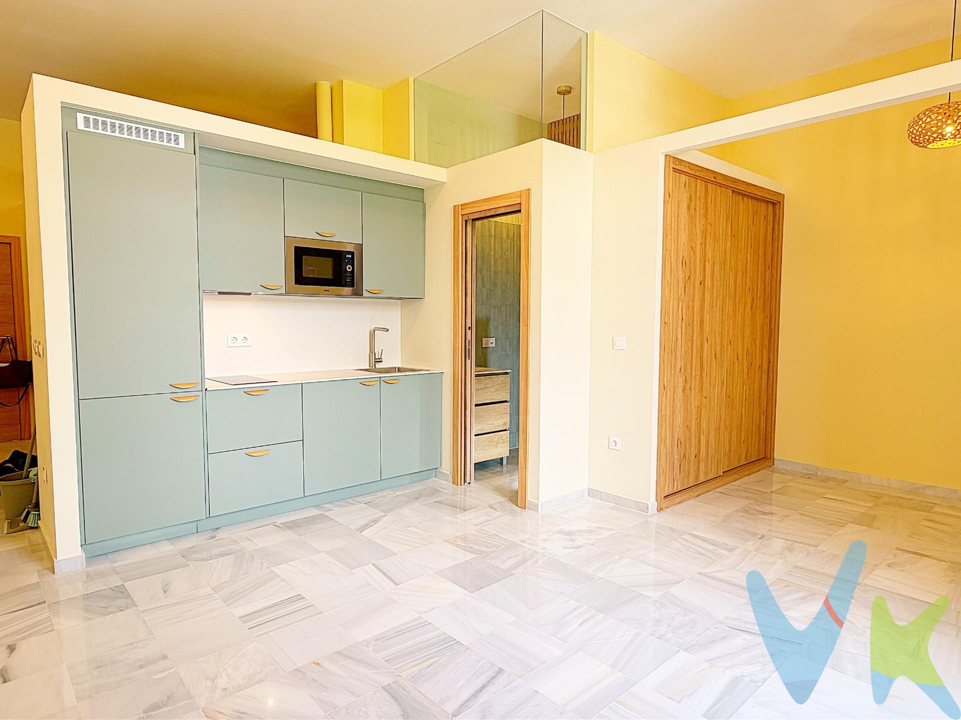Le ofrecemos este magnífico apartamento de un dormitorio de buen tamaño con armario empotrado vestido a medida y completamente reformado con las mejores calidades y situado en un edificio tranquilo y seguro de una de las mejores zonas de la ciudad. La vivienda compuesta de amplio salón dispone de cocina panelada en galería ya equipada para estrenar. Éste salón cuenta con metros suficientes y ya cuenta con el espacio para un discreto segundo dormitorio adicional cuando se desee recibir invitados, incluyendo su propio armario empotrado. La encantadora y luminosa sala de estar multiusos le ofrece la posibilidad de crear tantos ambientes como dé su imaginación y se abre además a la calle a través de un balcón con ventana PVC Kommerling con rotura de puente térmico y persiana eléctrica y es lo suficientemente espacioso como para disponer una pequeña y encantadora terraza repleta de vegetación y relax del que disfrutar en multitud de momentos en la vida de sus moradores. El baño les encantará por las calidades y rincones pensados para el almacenamiento. No queda ahí la vivienda. Esta propiedad ofrece un espacio adicional de 30 m2 reformado igualmente. Con luz y agua, en la terraza del edificio, dispondremos de un increíble espacio adicional para destinar a gimnasio, trastero, despacho, habitación de hobbies.. No te lo esperas y de repente multiplicas los metros de la vivienda. Lo tiene todo!!!