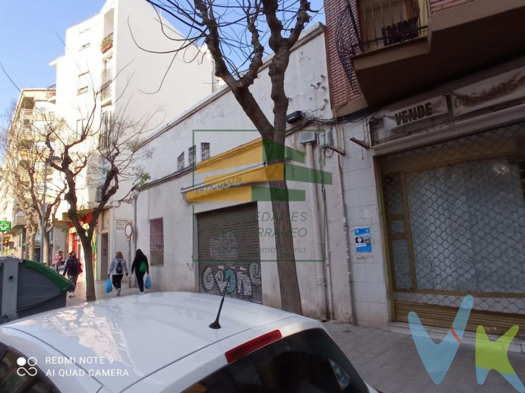 Venta de solar urbano situado en Avenida de Valencia nº104. El solar hace esquina con una fachada de 10,40m a la Avenida de Valencia y con fachada de 26m al callejón peatonal Calle Río Guadiana nº4. La superficie del solar es de 264m2, actualmente hay una nave y una vivienda entre medianeras. Referencias catastrales 1994907YK5219S0001IF y 1994908YK5219S0001JF. Honorarios profesionales, impuestos, gastos de notaría y Registro no incluidos en el precio. Posibilidad de financiación hasta el 100%, llámanos y te informaremos de forma gratuita.