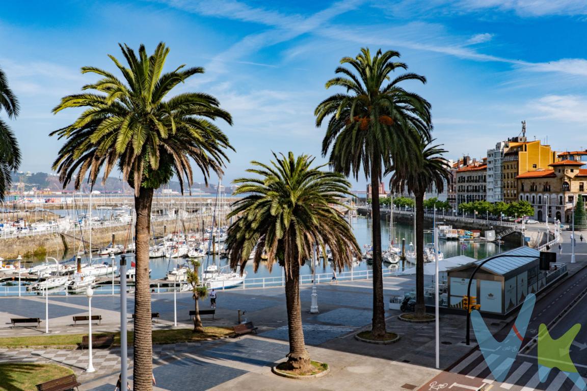 Amplio piso en venta en el Puerto Deportivo de Gijón con espectaculares vistas al marExclusiva vivienda situada en una de las zonas más privilegiadas de Gijón, en los Jardines de la Reina, con agradables vistas al mar, al puerto deportivo y a pocos minutos caminando de la playa de San Lorenzo y del principal eje comercial de la ciudad.El piso se encuentra en un edificio moderno, con buenas calidades constructivas, en la que destacan sus suelos de madera noble maciza y una ubicación inmejorable, rodeado de todos los servicios necesarios para el día a día: comercios, supermercados, restaurantes, transporte público, colegios, zonas de ocio y paseo marítimo.La vivienda destaca por su amplitud, luminosidad y excelente orientación este-oeste, que garantiza luz natural durante gran parte del día. Sus grandes ventanales y los tres metros de altura de sus techos potencian la sensación de espacio y permiten disfrutar de un ambiente cálido y confortable.La distribución es cómoda y funcional. Cuenta con un gran salón, ideal como zona de estar y comedor, con espacio suficiente para crear distintos ambientes. Dispone de tres habitaciones, una de ellas con baño en suite, además de un segundo baño completo que da servicio al resto de la vivienda.La cocina, independiente y de generosas dimensiones, incorpora un amplio office, perfecto para comidas diarias o como zona auxiliar de trabajo y almacenamiento. La vivienda se completa con una amplia galería, muy práctica y luminosa, que aporta un espacio adicional de gran utilidad.El estado de conservación es impecable, listo para entrar a vivir, con acabados cuidados y una sensación general de vivienda cómoda, elegante y bien mantenida. La vivienda es apta para personas que necesiten silla de ruedas para desplazarse.Una propiedad ideal para quienes buscan vivir en el centro de Gijón, junto al mar, en un entorno moderno, cómodo y con todos los servicios a mano, sin renunciar a la tranquilidad, la luz y las vistas. En las últimas fotografías de este anuncio podrás descubrir una propuesta de reforma realizada mediante home staging virtual con inteligencia artificial, que muestra cómo podría transformarse esta vivienda tras una actualización estética. Se informa a los interesados que el precio de venta indicado no comprende el Impuesto de Transmisiones Patrimoniales (ITP) ,ni los gastos asociados a la compraventa (notaría, registro de la propiedad y otros).