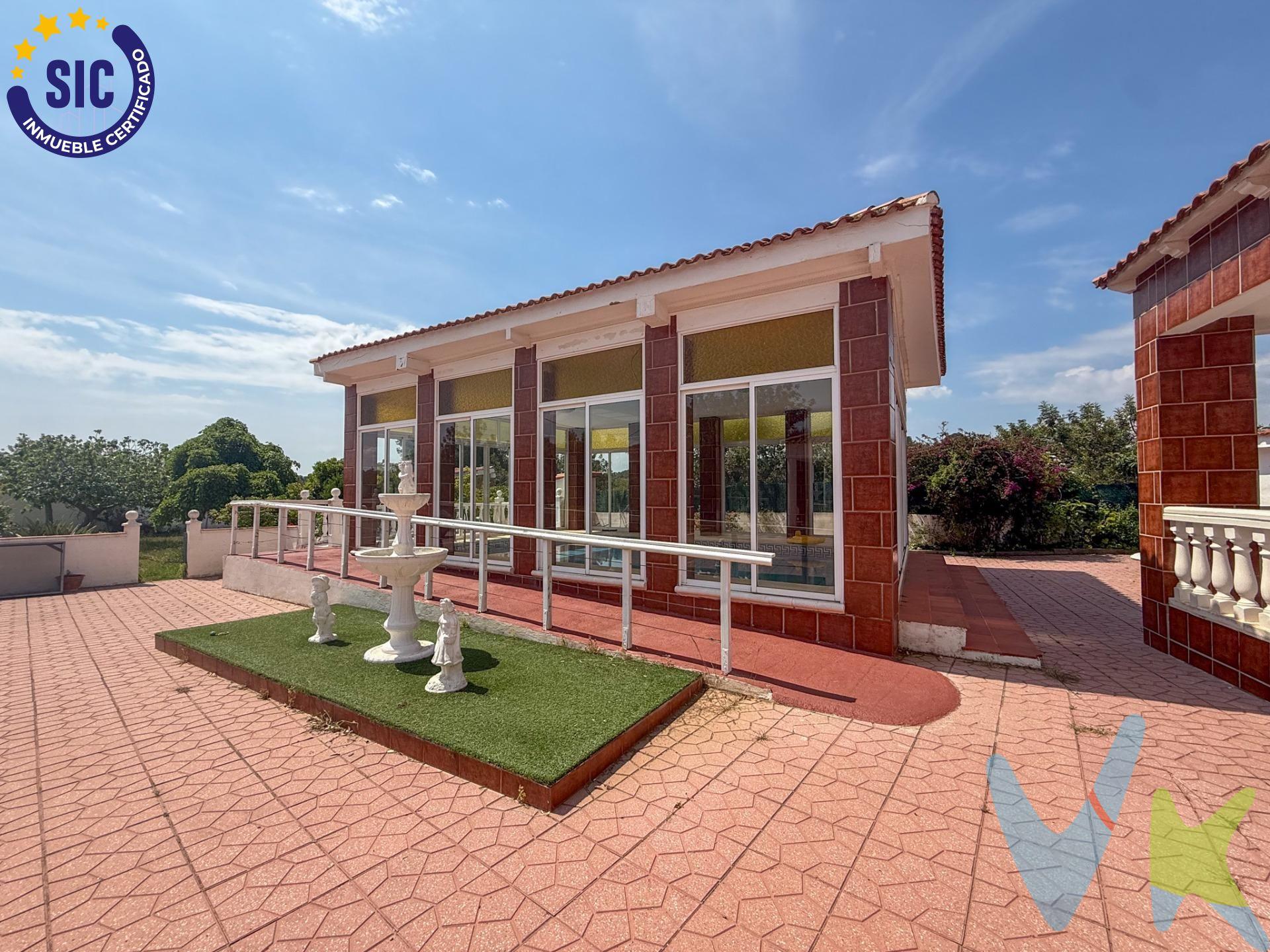 Chalet rústico independiente situado en la apacible localidad de Olocau, Valencia. Esta propiedad ofrece una superficie construida total de 409 m2, según datos catastrales, distribuidos en una vivienda principal de 206 m2 y varios anexos. La vivienda cuenta con cinco habitaciones dobles y dos baños completos equipados con jacuzzi, uno de ellos con plato de ducha, proporcionando un espacio amplio y confortable. La luz natural inunda las estancias a través de ventanales con aislamiento climalit. Además, dispone de sistema de climatización por aire acondicionado en todas las dependencias y termo eléctrico. Entre los anexos, destaca una piscina cubierta de 59 m2, ideal para disfrutar durante todo el año, un espacioso porche cubierto con capacidad para dos vehículos, un paellero de 24 m2, almacenes/trasteros que suman un total de 107 m2 y otras construcciones exteriores. La parcela, con una superficie registral de 1.799 m2, está rodeada de jardines y vegetación, ofreciendo un entorno tranquilo y privado. Se ofrece la posibilidad de financiación. Impecable, muy bien cuidado y listo para entrar a vivir. Este chalet es ideal para familias que buscan una residencia amplia, cómoda y bien equipada en un entorno natural sin renunciar a la cercanía a servicios. La piscina cubierta y el paellero añaden un plus de ocio y disfrute. Su fácil acceso y ubicación en Olocau lo hacen perfecto para quienes desean tranquilidad y buena comunicación. Olocau es una localidad tranquila de Valencia, que ofrece un entorno natural privilegiado. La propiedad goza de buena comunicación y fácil acceso. Descubra el confort y la amplitud de este chalet urbano en Olocau, diseñado para disfrutar de la vida en un entorno sereno. La descripción del presente inmueble e imágenes tienen mero carácter informativo y en ningún caso carácter contractual, pudiendo ser modificados por la inmobiliaria comercializadora sin que ello implique responsabilidad alguna frente a terceros. En el precio de venta a público, esta propiedad NO incluye los gastos de adquisición (Notario, registro, gestión, honorarios, etc…).
