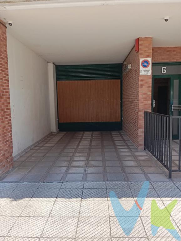  En el corazón de la ciudad de Oviedo, se encuentra este impresionante garaje en venta en la zona de Ciudad Naranco. Con una ubicación privilegiada y de fácil acceso, este inmueble es ideal para aquellos que buscan un lugar seguro y cómodo para guardar su vehículo.Con 14.44 metros útiles y 26 metros construidos, este garaje cuenta con espacio más que suficiente para un coche y algunas pertenencias adicionales. Además, al estar ubicado en un edificio construido en el año 2007, garantiza la calidad de sus instalaciones y su estado de conservación.Al ingresar al garaje, se aprecia de inmediato la amplitud y luminosidad del espacio, gracias a sus dimensiones generosas. La distribución del garaje permite una fácil maniobra para estacionar el vehículo, sin tener que preocuparse por golpes o arañazos.Además de sus características técnicas y funcionales, este garaje se destaca por su seguridad y tranquilidad. Al estar ubicado en una zona residencial y de poco tráfico, se garantiza la protección y resguardo del vehículo en todo momento.Por otro lado, la proximidad a servicios y comercios es otro punto a favor de este inmueble. Con tiendas, supermercados y restaurantes a pocos minutos de distancia, se asegura la comodidad y conveniencia para los propietarios del garaje.En resumen, este garaje en venta en la zona de Ciudad Naranco en Oviedo es una oportunidad única para aquellos que buscan un lugar seguro, cómodo y bien ubicado para guardar su vehículo. Con sus amplias dimensiones, su luminosidad y su facilidad de acceso, se convierte en la elección perfecta para satisfacer las necesidades de cualquier propietario de un coche en la ciudad.No dejes pasar la oportunidad de visitar este maravilloso garaje y descubrir por ti mismo todas las ventajas y beneficios que ofrece. ¡Contáctanos hoy mismo para concertar una visita y hacer realidad tu sueño de tener un lugar seguro para tu vehículo en Oviedo! 