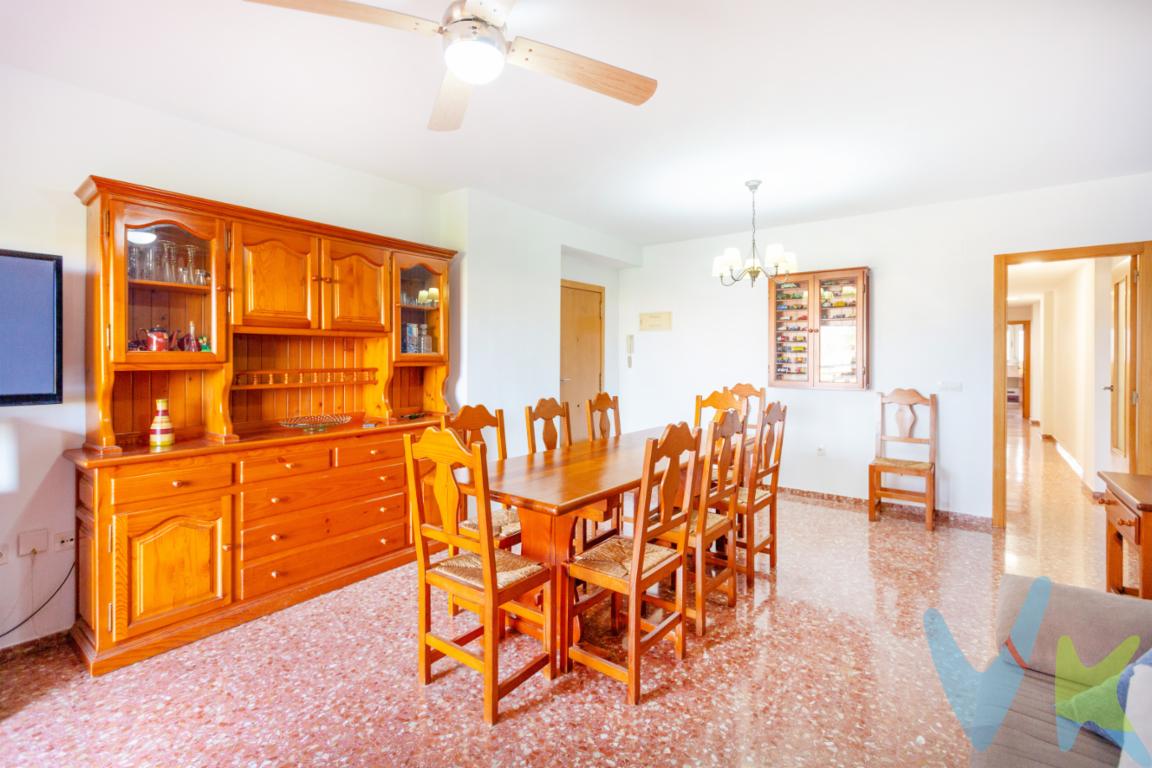 Presentamos un espléndido piso en venta que combina comodidad y modernidad, ubicado en la encantadora localidad de Alginet. Este magnífico inmueble se encuentra en el corazón de la comunidad, ofreciendo un entorno tranquilo y a la vez bien comunicado. Con un espacioso diseño, esta propiedad es ideal para quienes buscan un hogar acogedor en una ubicación envidiable.Este piso, situado en la segunda planta de un edificio construido en 2006, cuenta con un total de 119 metros cuadrados construidos, de los cuales 108 metros son útiles. Distribuido en tres amplias habitaciones, ofrece el espacio perfecto para familias que buscan crecer o para aquellos que deseen un hogar con espacio adicional para visitas o instalaciones de trabajo en casa.El edificio, de reciente construcción, dispone de ascensor, lo que garantiza un fácil y cómodo acceso a la vivienda. Además, el generoso tamaño de la propiedad se ve complementado por un garaje, proporcionando la tranquilidad de contar con un espacio seguro para el vehículo. A esto se añade un trastero, que ofrece la solución perfecta para el almacenamiento de artículos adicionales, haciendo que su hogar esté siempre ordenado y organizado.Su proximidad a medios de transporte público le asegura estar siempre bien conectado. Con una estación de metro cercana, desplazarse a las principales áreas urbanas es sencillo y rápido. Del mismo modo, la eficiencia del servicio de autobuses de la zona proporciona otra opción práctica para cualquier necesidad de transporte. Estos servicios hacen que la ubicación de la propiedad sea aún más atractiva, facilitando la movilidad diaria y el acceso a servicios y lugares de interés cercanos.El piso ha sido diseñado pensando en el confort, presentando un espacio amplio que invita a disfrutar de cada rincón. La luz natural inunda las estancias, gracias a su óptima orientación, creando un ambiente cálido y acogedor en todo momento del día. El salón, de generosa dimensión, es el núcleo de la vivienda, ideal para momentos de descanso con la familia o para recibir a amigos en un entorno relajante.Cada una de las tres habitaciones ofrece ambientes privados que invitan al descanso y al relax. Son espacios versátiles que permiten adaptar su uso según las necesidades personales, ya sea como dormitorios, oficinas o salas de entretenimiento. El diseño del baño y la cocina resalta por su funcionalidad, con acabados modernos y equipamiento de calidad que hacen de la vida cotidiana un placer.La tranquilidad de la zona, junto a las ventajas de vivir en un entorno urbano como Alginet, hace de esta propiedad una oportunidad excepcional. Esta es su oportunidad para vivir en una casa que se adapta a su estilo de vida, donde cada detalle ha sido cuidadosamente considerado para ofrecer un hogar perfecto para usted y su familia.No deje pasar esta oportunidad única de visitar este extraordinario piso. Para más información y concertar una visita, no dude en ponerse en contacto. Experimente de primera mano todo lo que esta espectacular propiedad tiene para ofrecer y déjese convencer por un espacio que puede convertirse en su próximo hogar.______________________ La comercialización del presente inmueble se realiza en régimen de exclusiva, garantizando a la propiedad una gestión profesional, coordinada y sin interferencias externas. Trabajamos bajo el modelo de exclusiva compartida, colaborando activamente con otras agencias y profesionales que representen a posibles compradores o arrendatarios, con el objetivo de maximizar la difusión y las oportunidades de cierre.Por respeto a la propiedad y a sus ocupantes, se ruega no molestar directamente a propietarios o inquilinos. Para cualquier información adicional, concertar visita o plantear colaboración profesional, deberán dirigirse exclusivamente a nuestra oficina.La información contenida en este anuncio (incluyendo superficies, distribución, características, imágenes, planos y precios) tiene carácter meramente informativo y orientativo, no contractual, pudiendo estar sujeta a modificaciones, errores u omisiones sin previo aviso. Las superficies indicadas son aproximadas y no tienen carácter vinculante.El precio publicado no incluye impuestos ni gastos derivados de la operación (ITP, IVA, AJD, notaría, registro, gestoría u otros que legalmente correspondan).En caso de compraventa, los honorarios de intermediación inmobiliaria no están incluidos en el precio y serán satisfechos por la parte compradora de forma independiente, salvo pacto distinto.En caso de arrendamiento, la renta indicada no incluye suministros ni otros gastos repercutibles salvo indicación expresa en el anuncio. Las condiciones económicas y jurídicas definitivas se establecerán en el correspondiente contrato conforme a la normativa vigente. Los honorarios profesionales se aplicarán conforme a la legislación en vigor en el momento de la formalización del contrato.La propiedad podrá ser retirada del mercado o modificada en sus condiciones sin previo aviso, estando la oferta sujeta a disponibilidad.  