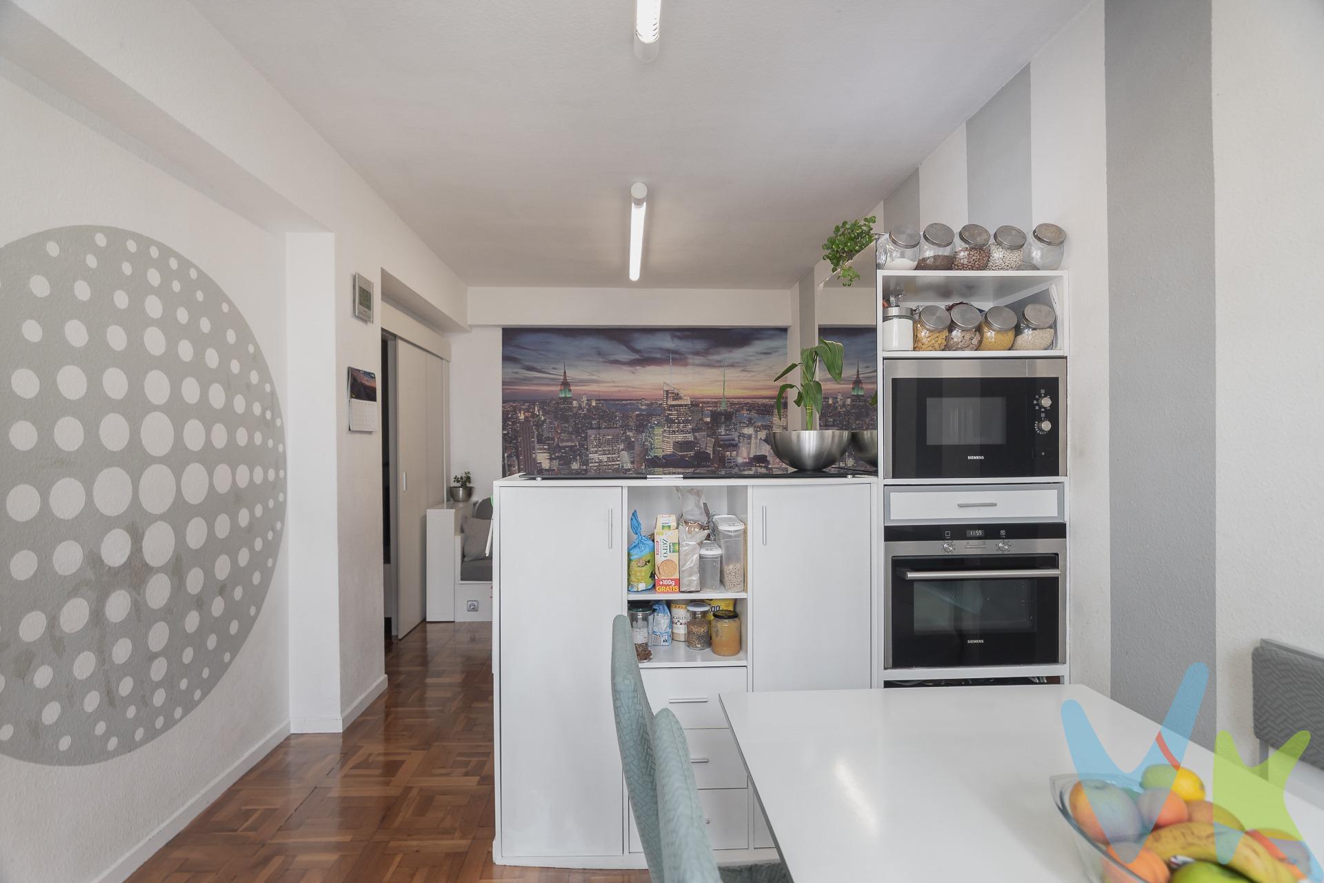 ¡EN VENTA! Piso reformado  totalmente amueblado de 65 m² construidos (60 m² útiles), ubicado en una quinta planta con ascensor, en una de las zonas más céntricas y con mejor dotación de servicios de Zizur Mayor. A escasos minutos del Ayuntamiento y rodeado de tiendas, supermercados, cafeterías, transporte público y zonas verdes. Distribución funcional:. - Salón-comedor de 15,85 m², amplio y con excelente luz natural. - Cocina independiente de 2,60 m². - Tres dormitorios (entre 10 y 11 m²), todos con armarios empotrados. - Baño completo equipado con plato de ducha. - Plaza de garaje en semisótano incluida en el precio.  Otras características destacadas:. Piso completamente amueblado, ideal para entrar a vivir desde el primer día. Calefacción central y agua caliente con contador individual. Gastos de comunidad: 105 €/mes (con calefacción incluida). Mejoras: instalación eléctrica reformada, ventanas cambiadas, baño completamente reformado y modernizado, cocina completamente reformada.. Su ubicación privilegiada, con todos los servicios a mano y conexión rápida con Pamplona, lo convierte en una excelente opción tanto para vivir como para invertir. ¿Te interesa? Llámanos sin compromiso y agenda tu visita. Los datos y superficies indicados en este anuncio son aproximados y tienen un carácter meramente informativo, sin valor contractual. El precio de venta no incluye impuestos ni gastos derivados de la transmisión.