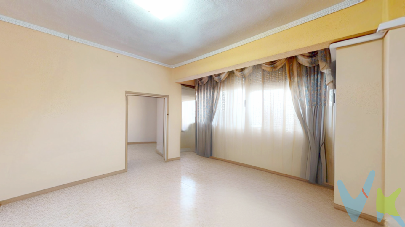 Primer piso con terraza, para entrar a vivir de 3 habitaciones en el centro de Torrent  Vivir en Torrent es elegir la comodidad de tenerlo todo a un paso de Valencia, en una ciudad vibrante, llena de servicios, comercios y una conexión inmejorable por metro, bus y carretera que te permite disfrutar de la tranquilidad sin renunciar al ritmo de la capital. Este piso se sitúa en una zona donde la vida fluye con facilidad, permitiéndote asomarte a la ventana y disfrutar de unas vistas totalmente despejadas, una sensación de amplitud y libertad difícil de encontrar en entornos urbanos. Aunque se trata de una primera planta sin ascensor, el acceso es cómodo y rápido, convirtiéndose en el refugio perfecto para quienes buscan luz y ventilación natural gracias a su orientación Norte. Al cruzar la puerta blindada nos recibe una vivienda de 76 m² construidos (69 m² útiles) que se siente sorprendentemente espaciosa y lista para entrar a vivir. El corazón de la casa es su cocina, recientemente reformada para ofrecer un espacio moderno y funcional, que conecta directamente con una amplia galería a tipo de patio, ideal para organizar la zona de lavado o almacenaje extra. La seguridad es una prioridad, por lo que la vivienda ya cuenta con sistema de alarma instalado y aire acondicionado tipo split para garantizar el confort en cualquier época del año. Dispone de 3 habitaciones bien distribuidas y un baño completo que actualmente está pendiente de una pequeña adecuación, lo que te permite darle tu toque personal. Los acabados interiores en madera de roble, las ventanas de aluminio y el suelo de terrazo reflejan una propiedad sólida y bien mantenida desde su última actualización en el año 2000. Con unos gastos mínimos de comunidad y la ventaja de estar en una calle abierta y luminosa, este piso es una oportunidad real tanto para inversores como para familias que buscan su primer hogar en una de las ciudades con más proyección de la zona. Esta casa cumple con todos los requisitos para ser un magnífico escenario para futuros recuerdos de una bonita familia, una vivienda ideal para hacer de ella tu hogar. ¿te contamos más o vienes a verla? no dejes pasar esta oportunidad, llámanos, te asesoraremos y acompañaremos en todo el proceso de compra.  Si tienes que vender antes tu vivienda, llámanos y te asesoramos cómo hacerlo para además tener los mínimos gastos posibles y todas las garantías.Agencia Registrada con el nº4039 en el Registro Obligatorio de Agentes Inmobiliarios de la Comunidad ValencianaPor mandato expreso del propietario, COMERCIALIZAMOS ESTE INMUEBLE EN EXCLUSIVA, lo que le garantiza el acceso a toda la información, a un servicio de calidad, un trato fácil, sencillo y sin interferencias de terceros. Por este motivo, se ruega NO MOLESTAR AL PROPIETARIO, a los ocupantes de la propiedad o a los vecinos. Muchas gracias por su comprensión.La oferta está sujeta a cambios de precio o retirada del mercado sin previo aviso. Este anuncio en su conjunto, incluyendo textos, fotos, imágenes o cualquier otro contenido de este, no es vinculante dado que la información es ofrecida por terceros y puede contener errores. Se muestra a título informativo y no contractual.El precio del inmueble no incluye los honorarios de la agencia que ascienden al 4%+IVA del precio final del inmueble, ni los gastos de notaría y registro de la propiedad (que están sujetos a aranceles y varían dependiendo del precio de escrituración), ni los impuestos (que en la Comunitat Valenciana varían dependiendo del precio del inmueble y de las características personales del comprador).Esta propiedad se pone a la venta con toda la documentación comprobada y en regla, por lo que ofrecemos GARANTÍAS a los compradores.