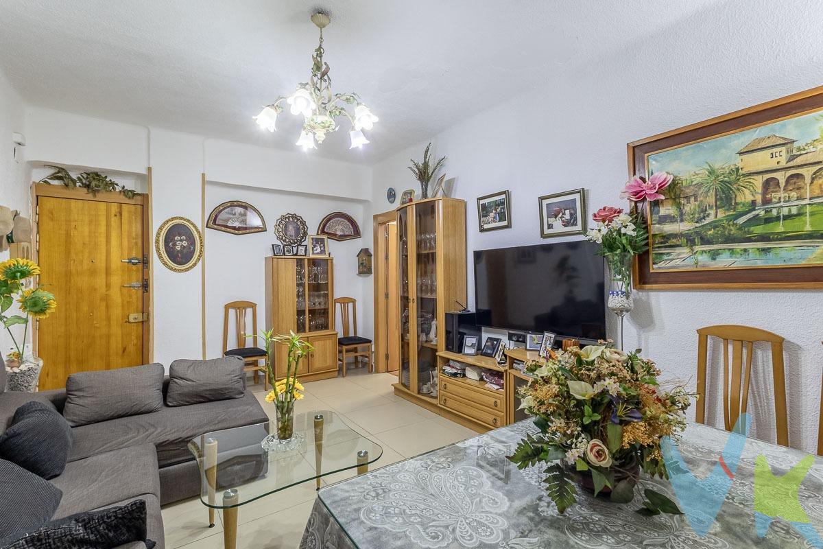 🏡 Piso en venta en El Realejo, Granada – Amplio y con múltiples posibilidades. Descubre este espacioso piso situado en la Calle Moncayo, una de las zonas más valoradas de El Realejo (Granada). Con 4 amplias habitaciones y 3 baños, es una oportunidad perfecta tanto para familias que buscan comodidad, como para inversores o estudiantes que desean rentabilidad y una ubicación inmejorable. ✨ Características destacadas:. 	•	4 dormitorios luminosos, uno con acceso a balcón. 	•	3 baños completos, dos de ellos en suite. 	•	Espacios amplios y versátiles. 	•	Rodeado de todos los servicios, supermercados y colegios. 	•	Zona tranquila con aparcamientos cercanos. 	•	Gran potencial de reforma o redistribución. 💡 Ideal para vivir o invertir en una de las áreas con mayor demanda de Granada. No dejes pasar esta oportunidad de adquirir una vivienda con tantas posibilidades. ¿Te interesa? ¡Ven a visitarlo sin compromiso!. 📞 Contacta con nosotros para más información o para agendar tu visita. Ref. N358. El PVP indicado no incluye impuestos ni gastos de Escritura. Honorarios agencia no incluidos. Las superficies expresadas en esta página tienen carácter descriptivo y son aproximadas. Los precios pueden ser susceptibles de modificación sin previo aviso. Esta vivienda se vende SIN muebles. . 