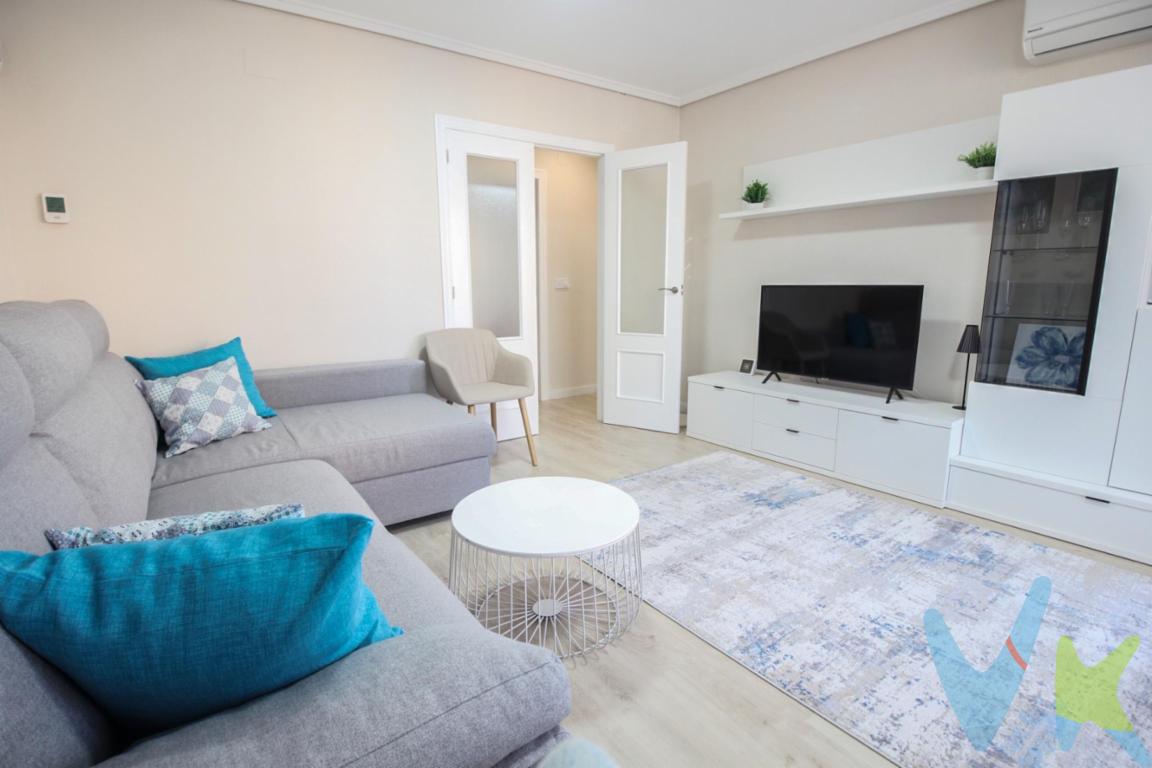  Presentamos un piso encantador en venta, situado en la dinámica zona de Nuevo Centro, en Puerto de Sagunto. Este inmueble representa una oportunidad excepcional para quienes desean una vida cómoda en un entorno vibrante. Con una superficie de 89 metros cuadrados útiles y 97 metros cuadrados construidos, este piso ofrece un espacio generoso, ideal para familias o parejas jóvenes que buscan crecer en un entorno familiar.Ubicado en la tercera planta de un edificio construido en 1994, esta vivienda ofrece vistas despejadas y una ventilación óptima en cada estancia. Equipado con tres acogedoras habitaciones, cada espacio está diseñado para proporcionar comodidad y privacidad. El dormitorio principal es un refugio de tranquilidad, mientras que los otros dos dormitorios pueden transformarse fácilmente en una oficina en casa o un acogedor cuarto infantil.El piso cuenta con un baño completo y un aseo adicional, garantizando así la máxima comodidad para los habitantes y sus invitados. La cocina se presenta como una oportunidad perfecta para aquellos que disfrutan de la gastronomía, con espacio suficiente para incluir una zona de desayuno acogedora.Una de las características más destacadas de esta propiedad es su precioso balcón. Este espacio al aire libre le brinda la oportunidad de disfrutar de un ambiente relajado con una taza de café matutina o una copa de vino al atardecer. El balcón es perfecto para quienes aprecian la oportunidad de cultivar un pequeño jardín urbano o simplemente relajarse con una buena lectura al aire libre.Este luminoso piso ofrece además instalaciones modernas, con conexiones de transporte público cercanas que facilitan el acceso a cualquier punto de la ciudad. Las paradas de tren y autobús se encuentran a pocos minutos a pie, lo que facilita las conexiones rápidas y sencillas con el entorno urbano y corresponde con una de las mejores localizaciones diarias en Puerto de Sagunto.La propiedad está situada cerca de una variedad de servicios locales, incluyendo tiendas, restaurantes, centros educativos y parques. La vibrante comunidad que rodea este piso asegura siempre tener todo lo necesario a su alcance. Con una mezcla de ambientes culturales y modernos, la zona permite el acceso a una vida diaria plena y diversificada.Estamos seguros de que encontrará en este piso el hogar que siempre ha deseado. El vecindario es encantador con un ambiente seguro y amigable. No pierda la oportunidad de formar parte de esta comunidad en crecimiento que combina lo mejor del confort moderno con el encanto tradicional del Puerto de Sagunto.Organizar una visita para conocer el piso de primera mano le permitirá apreciar plenamente el potencial de esta joya inmobiliaria. Le invitamos a explorar todas las oportunidades que esta propiedad tiene para ofrecer. Es una inversión garantizada por su atractiva ubicación y todas las posibilidades que presenta para convertirse en su hogar ideal. No espere más para que esta propiedad forme parte de su vida. Estamos a su disposición para resolver cualquier inquietud y para concertar una cita personalizada según su conveniencia. Descubra su próximo hogar en Nuevo Centro. 
