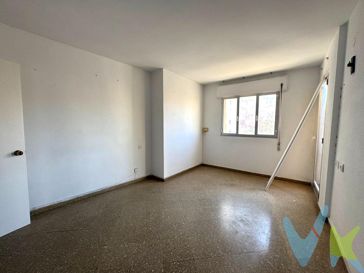 ¡Oportunidad única ! Se vende piso con gran potencial, ubicado a un paso de la Avenida Principal y junto al Hospital Puerta del Mar y los juzgados de San José. Ideal para quienes buscan personalizar su hogar en una de las zonas más demandadas y bien comunicadas. El piso consta de 4 amplios dormitorios y 2 baños, salón y cocina ofreciendo un gran espacio para adaptarlo a tus necesidades. Además, cuenta con una terraza con vistas despejadas, perfecta para disfrutar del aire libre. Aunque el inmueble requiere reforma, presenta una excelente distribución y muchas posibilidades para crear el hogar de tus sueños. ¡No dejes pasar esta ocasión de inversión en una ubicación privilegiada!. ¡Contáctanos para más información y para agendar una visita!. Por mandato expreso del propietario, comercializamos este inmueble en exclusiva, lo que le garantiza el acceso a toda la información, a un servicio de calidad, un trato fácil, sencillo y sin interferencias de terceros. Por este motivo, se ruega no molestar al propietario, a los ocupantes de la propiedad o a los vecinos. Muchas gracias por su comprensión. Informamos a nuestros clientes de que los gastos de notaría, registro, gestoría, impuestos y los honorarios de la agencia no están incluidos en el precio. A su vez, disponemos del documento informativo abreviado de la propiedad (según decreto 218/2005, del 11 de octubre) y de seguro de caución, para la protección del dinero entregado como señal para la reserva de una vivienda o inmueble. 