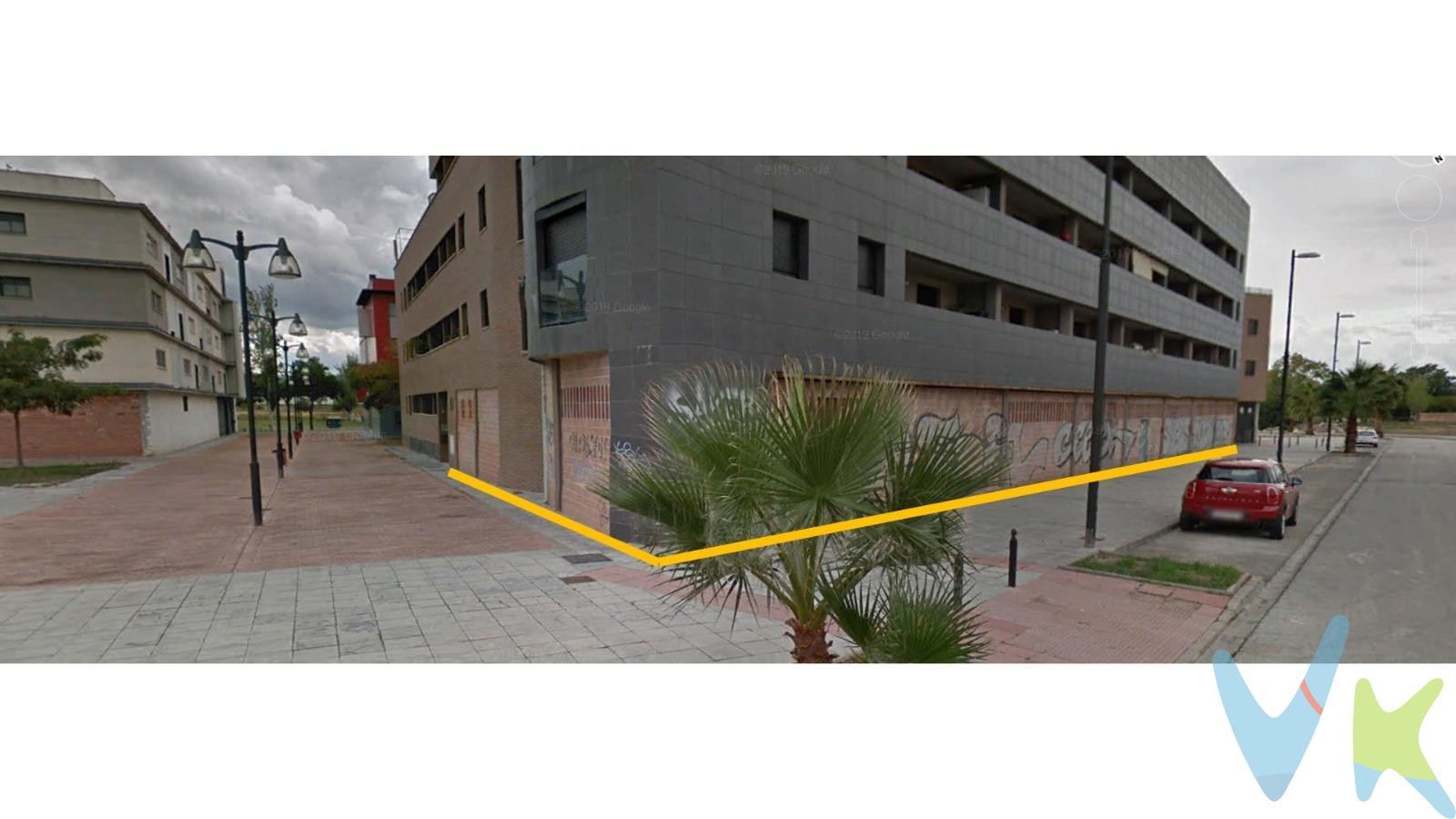 Local en bruto de unos 850 m2 aprox., inmenso en edificio con menos de 10 años, para presentar un proyecto de actividad comercial en el Ayuntamiento de Santa Fe y adaptarlo al gusto. Muchas posibilidades de actividades comerciales. Ubicación estratégica, junto a la autovía y con visión directa y sin obstáculos. Unos 70 metros lineales de fachada exterior! . El local es rectangular y permite muchas configuraciones de espacio, incluso una segregación en locales más pequeños. Local ideal para clínica, gimnasio, centro de formación, supermercado grande, centro operativo de negocio, centro de coworking, oficinas para alquilar, exposición y venta de coches, muebles, etc. También se incluye una cochera en el parking del edificio. Ref. N321. * El PVP indicado no incluye impuestos, gastos de Escritura ni honorarios de agencia. * Las superficies expresadas en esta página tienen carácter descriptivo y son aproximadas. * Los precios pueden ser susceptibles de modificación sin previo aviso.
