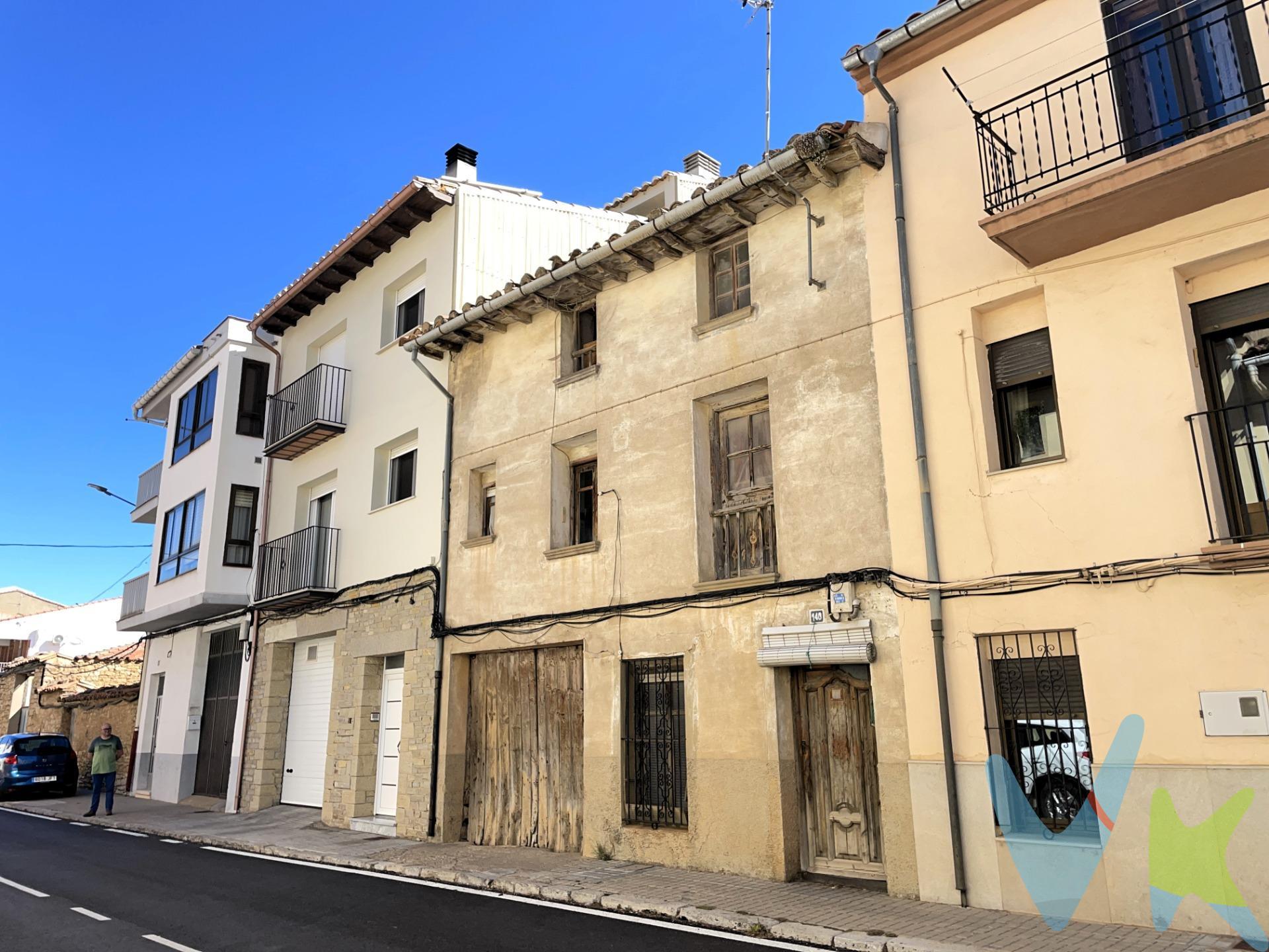 Descubre esta encantadora casa de pueblo en Villafranca del Cid, un refugio perfecto para aquellos que buscan una propiedad con potencial. Con 172 m² construidos y tres amplias habitaciones dobles, este hogar es ideal para familias o como proyecto personal. Cuenta con dos baños funcionales y una cocina sin equipar lista para ser transformada según tus preferencias. Cuando entres notarás la esencia clásica de su carpintería interior de madera, junto a los bonitos suelos de gres que aportan carácter al espacio. Además, estarás  en un entorno rural ideal para paseos tranquilos y disfrutar de la naturaleza donde vivir o poder desconectar los fines de semana y vacaciones. Esta casa necesita rehabilitación pero imagina todas las posibilidades: puedes diseñarla a tu gusto y convertirla en el hogar soñado. Entrégate al encanto de este bonito pueblo e inicia aquí tu nueva aventura! Estás a solo 43.800 €  ¡no te pierdas esta oportunidad!. (*) Cláusula de Transparencia y Desglose de Gastos. En cumplimiento de las obligaciones de información previstas en la Ley 10/2025, de 28 de diciembre, de servicios de atención a la clientela y transparencia, así como en la normativa sectorial vigente, se hace constar que el precio indicado no incluye los gastos e impuestos inherentes a la adquisición, los cuales se desglosan a continuación:. - Impuesto sobre Transmisiones Patrimoniales (ITP): Se aplicará el tipo impositivo vigente en la Comunidad Valenciana, generalmente el 10%, sin perjuicio de tipos reducidos aplicables según las circunstancias personales del comprador o las características del inmueble. El impuesto se devenga sobre el Valor de Referencia Catastral o el precio de venta, aquel que resulte superior. Para una información exhaustiva sobre el funcionamiento, tipos impositivos y bonificaciones del ITP, puede consultar el portal oficial de la Agencia Tributaria autonómica en el siguiente enlace: www.atv.gva.es/es/itpajd. - Gastos de Notaría: Los honorarios notariales se calcularán conforme al arancel oficial regulado en el Anexo I, del Real Decreto 1426/1989, de 17 de noviembre, por el que se aprueba el arancel Notarial. - Gastos de Registro: La inscripción en el Registro de la Propiedad se facturará según el arancel oficial establecido en el Anexo I, del Real Decreto 1427/1989, de 17 de noviembre, por el que se aprueba el arancel de los Registradores de la Propiedad. - Gastos de Gestión: Los honorarios por la tramitación administrativa, liquidación de impuestos e inscripción registral, en el supuesto de ser a cargo de la agencia inmobiliaria, ascienden a 302,50 € (IVA incluido). - Honorarios Agencia del Vendedor: incluidos en el precio publicado. - Honorarios Agencia del Comprador: Se informa que eventualmente podrían existir honorarios profesionales a cargo del adquirente, en aquellos casos en que se hubieran contratado previamente los servicios específicos del encargo de compra y en ningún caso estarán vinculados al precio.