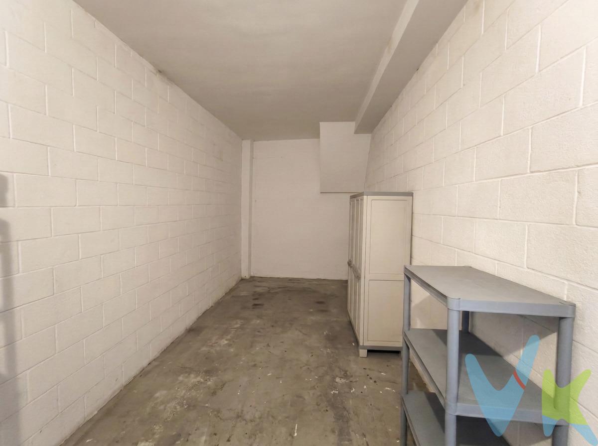 Se vende amplio trastero de 20 m² ubicado en la Calle Trille, en una zona estratégica y muy accesible de Cádiz. Características principales:. Superficie: 20 m² útiles. Espacio: Ideal para almacenamiento personal, archivo de empresa o guardado de enseres y volumen. Acceso: Cómodo y de fácil maniobra. Una excelente oportunidad para ganar espacio extra o como inversión en una de las zonas con mayor demanda de almacenamiento de la ciudad. ¿Interesado? Contacte con nosotros para concertar una visita o solicitar más información.