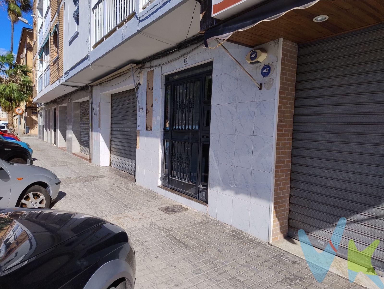 Se vende local comercial en una ubicación estratégica, ideal para emprendedores o inversores que buscan adaptar un espacio a sus necesidades. Superficie: 67m2. Estado: A reformar, perfecto para personalizar según tu proyecto. Ubicación: El Cabanyal, Valencia. Este local es una excelente opción para abrir tu negocio o para uso como inversión gracias a su potencial. ¡No pierdas esta oportunidad! Contáctanos para más información y visitas. La descripción del presente inmueble e imágenes tienen mero carácter informativo y en ningún caso carácter contractual, pudiendo ser modificados por la inmobiliaria comercializadora sin que ello implique responsabilidad alguna frente a terceros. En el precio de venta a público, esta propiedad NO incluye los gastos de adquisición (Notario, registro, gestión, honorarios, etc…).