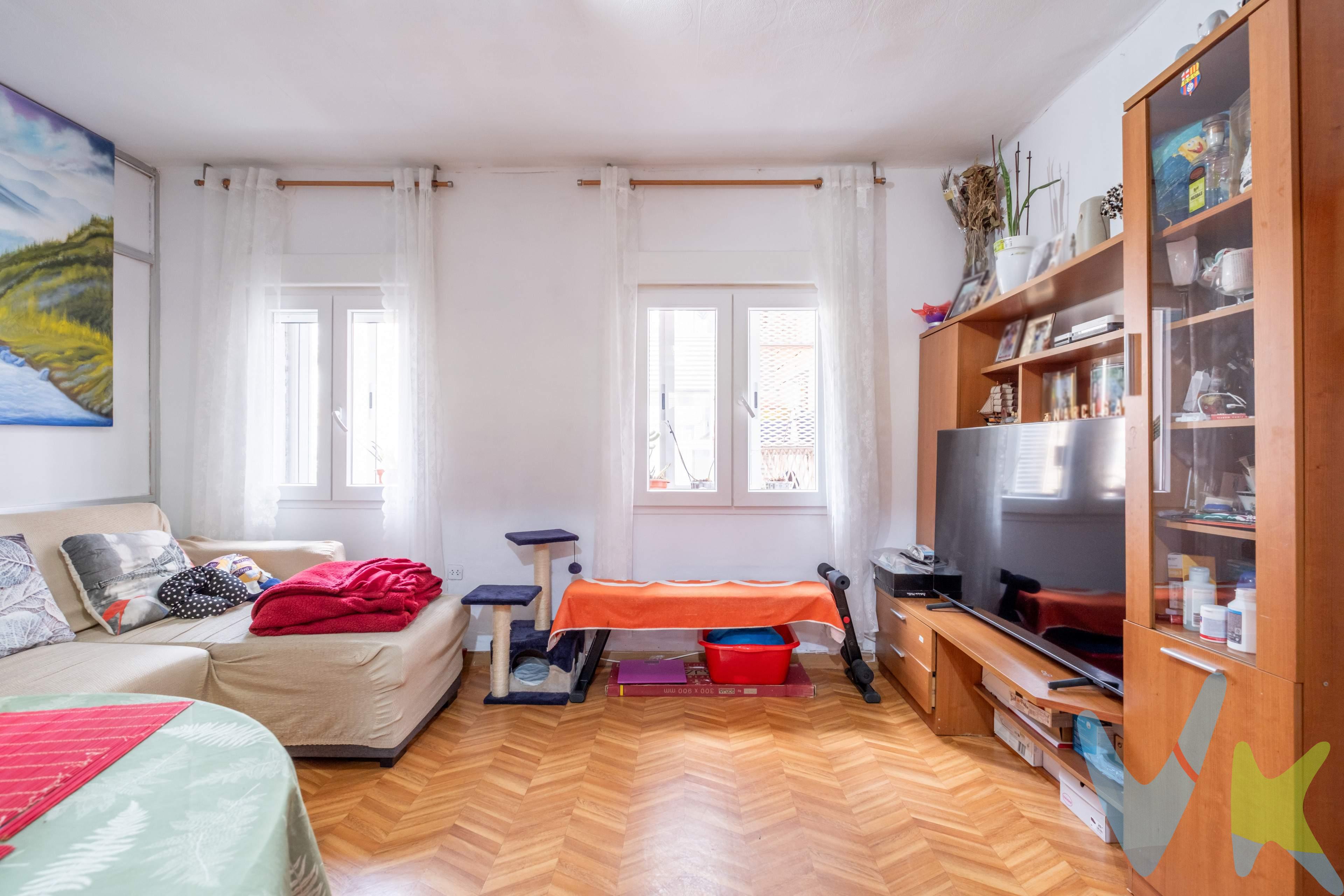 Si buscas una vivienda con una distribución práctica, lista para entrar a vivir y con todo el potencial para ser una gran inversión, este piso en calle Andrea Casamayor te va a encantar. Perfecto para inversores que quieren rentabilidad asegurada o para parejas que buscan su primer hogar. ✔️ 2 dormitorios acogedores. ✔️ Baño con ventana para una ventilación natural ideal. ✔️ Cocina independiente . ✔️ Carpintería exterior con doble ventana, para que el confort sea tu mejor aliado todo el año. Un piso cómodo, luminoso y bien ubicado en una zona con todos los servicios al alcance. ¿Te imaginas viviendo aquí o rentabilizándolo desde el primer día?. 📞 Contacta con nosotros y ven a conocerlo. ¡Te va a sorprender!