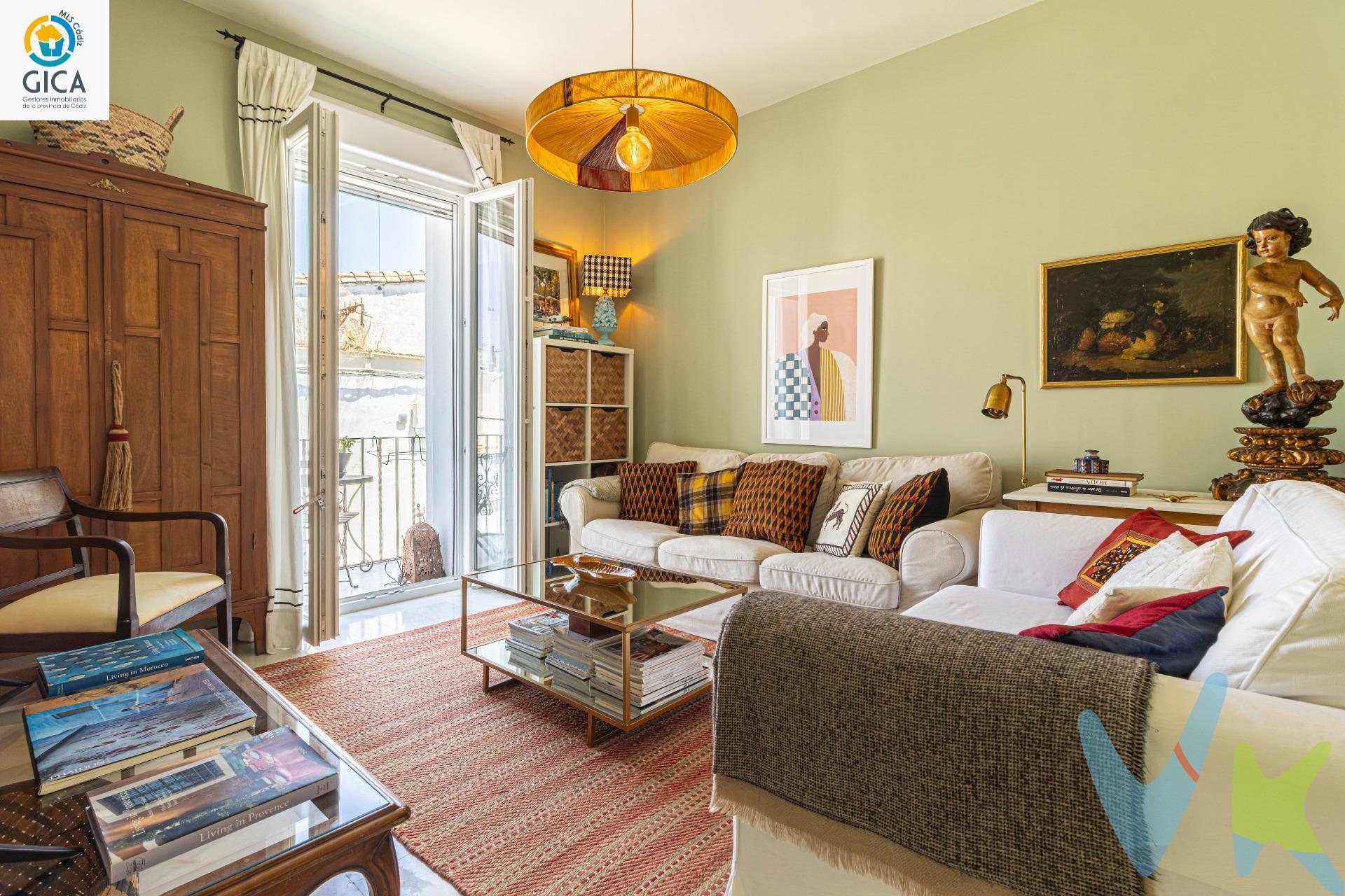 Descubre este precioso y acogedor apartamento de 2024, situado en pleno centro de Jerez de la Frontera. Esta propiedad es perfecta tanto para residir como para inversión inmobiliaria ya que tiene licencia turística y se encuentra lista para entrar a vivir. El piso cuenta con una ideal cocina completamente equipada, un salón con balcón y una habitación doble con un coqueto baño completo. Su luminosidad destaca gracias a las ventanas de PVC que aseguran confort térmico y acústico durante todo el año, además de techos altos que otorgan sensación de amplitud a la vivienda. Se entrega semiamueblado, genial para aquellos que les urge mudarse. Está situada cercana a colegios e infraestructuras clave del municipio. ¿A qué estás esperando? ¡LLÁMANOS!. Informamos a nuestros clientes de que los gastos de notaría, registro, gestoría, impuestos y los honorarios de la agencia no están incluidos en el precio. A su vez, disponemos del documento informativo abreviado de la propiedad (según decreto 218/2005, del 11 de octubre) y de seguro de caución, para la protección del dinero entregado como señal para la reserva de una vivienda. Por mandato expreso del propietario, comercializamos este inmueble en exclusiva, lo que le garantiza el acceso a toda la información, a un servicio de calidad, un trato fácil, sencillo y sin interferencias de terceros. Por este motivo, se ruega no molestar al propietario, a los ocupantes de la propiedad o a los vecinos. Muchas gracias por su comprensión.