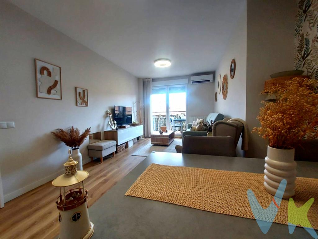 INMOBILIARIA SOLOZÁBAL presenta una oportunidad única en Exclusiva en la Gran Vía de Logroño .Presentamos un magnífica Vivienda interior reformada en Venta , situada en el Centro de Logroño, perfecta para quienes buscan una vida urbana llena de comodidad y estilo. Esta propiedad, ubicada en la séptima planta del edificio erigido en 1987, ofrece un céntrica localización y una tranquilidad imposible de encontrar.Con una superficie construida de 87.17 m² y 83 m² útiles, este piso garantiza un espacio amplio y bien distribuido.Desde el primer momento al entrar en el inmueble, notarás la atención al detalle y el buen gusto con el que ha sido rehabilitado y decorado. Al estar totalmente amueblado, este piso te permite instalarte sin preocupaciones desde el primer día. La distribución eficiente abarca tres habitaciones amplias, proporcionando espacio suficiente para una pareja, una pequeña familia o aquellos que desean contar con una oficina en casa.Una de las características destacadas de esta vivienda es su cocina completamente equipada. Con electrodomésticos modernos y de alta eficiencia, podrás experimentar el placer de cocinar en un espacio funcional y elegante. Su Salón-Comedor ha sido decorados pensando en la comodidad y el bienestar, permitiendo disfrutar de momentos memorables en familia o con amigos.El edificio cuenta con 2 ascensores, garantizando un acceso fácil y cómodo.Además, se incluye un amplio trastero , brindando espacio adicional para almacenamiento, ideal para liberar espacio en el área principal de la vivienda.Este Piso no solo ofrece un interior maravilloso sino también una localización inmejorable. Ubicado en el centro de Logroño, tendrás acceso inmediato a las mejores propuestas culturales y gastronómicas de la ciudad. La cercanía a paradas de autobús asegura una conectividad excelente con el resto de la ciudad, facilitando tus desplazamientos diarios sin complicaciones.Imagina salir del Edificio cada mañana a nuestra \" Gran Vía Logroñesa \" , sabiendo que tienes a tu disposición no solo un hogar, sino un estilo de vida. Este piso en venta es más que una propiedad ; es una oportunidad para vivir en un entorno donde la calidad de vida se convierte en el estándar diario.De manera Opcional se ofrece una buenísima Plaza de Garaje : Precio 47.000.-urosNo dejes pasar la oportunidad de visitar esta joya urbana donde cada rincón ha sido pensado para tu máximo confort. Contacta con nosotros para conocer más detalles o para concertar una visita. Esta es una inversión en Felicidad, Bienestar y una Vida llena de posibilidades.La búsqueda de un hogar ideal puede finalizar aquí, . . .    . .    .     :  en esta elegante propiedad del centro de Logroño. Ven  y  comprueba  por  ti  mismo  el encanto  y  funcionalidad que este piso tiene para ofrecer. Aprovecha esta oportunidad única de adquirir una Vivienda Exclusiva que realmente lo tiene todo. 