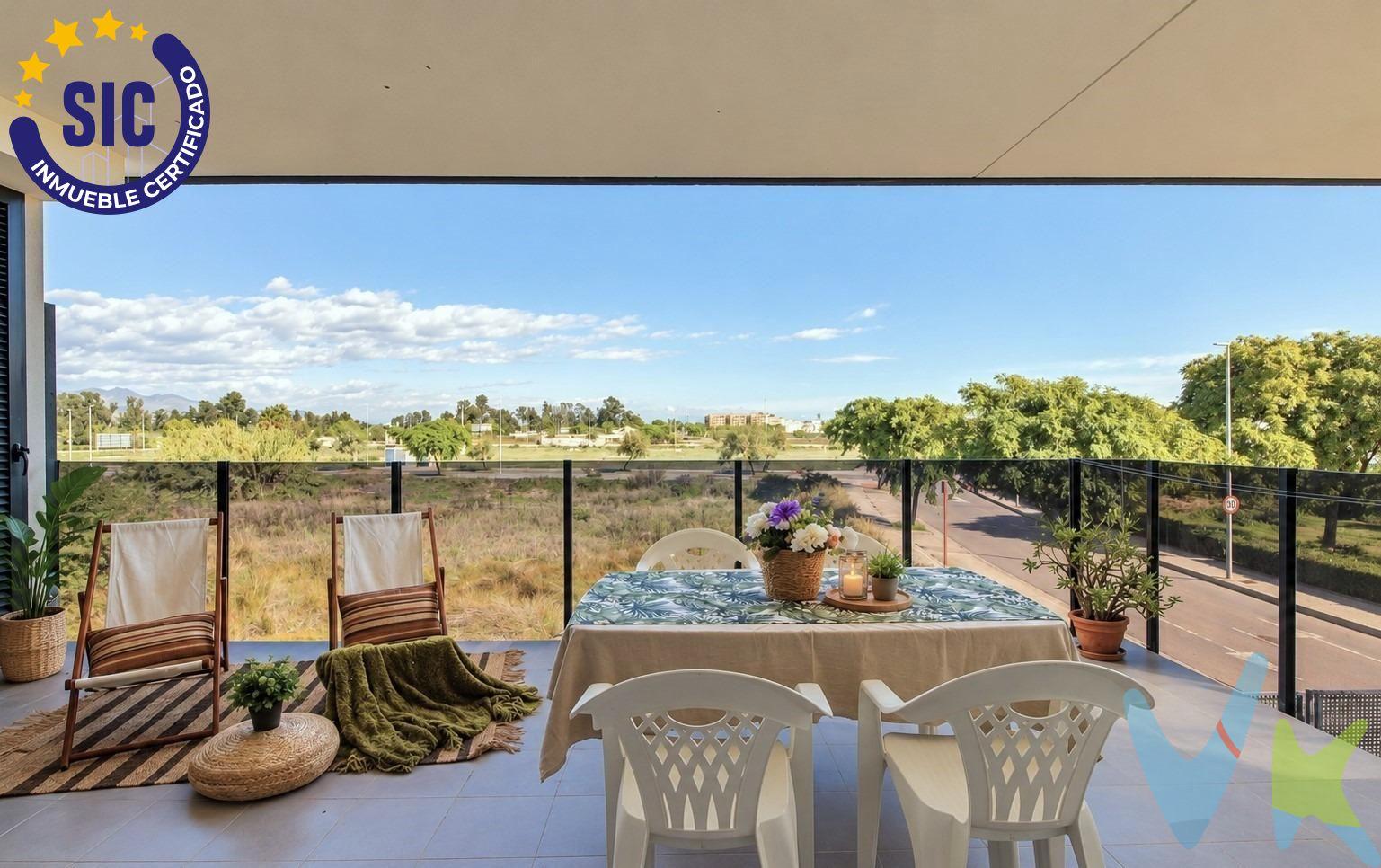 Imagina terminar el día en tu terraza, contemplando el paisaje abierto, disfrutando de la brisa mediterránea y sintiendo que, por fin, el tiempo corre a otro ritmo. Así es la vida que te espera en este apartamento de la urbanización Neo, en la playa de Almenara. La vivienda cuenta con  una distribución cómoda y funcional. Su luminoso salón-comedor conecta directamente con una fantástica terraza de aproximadamente 21 m², auténtica protagonista de la casa, donde los desayunos al sol, las comidas en familia y las sobremesas al aire libre se convierten en pequeños placeres cotidianos. Dispone de dos dormitorios con armarios empotrados, dos baños con ducha y una cocina independiente, completamente equipada y con acceso también a la terraza. Su decoración actual, los espacios bien aprovechados y el aire acondicionado aportan comodidad para disfrutarla en cualquier época del año. Pero vivir aquí significa mucho más. La urbanización Neo ofrece completas instalaciones comunitarias, con piscina, gimnasio, pistas de pádel y club social, pensadas para combinar descanso, deporte y bienestar sin salir del residencial. Y a pocos pasos de este estilo de vida te espera la playa de Almenara, un rincón del Mediterráneo que conserva su esencia natural, con extensas playas, paisajes de dunas y agradables espacios para pasear y desconectar, además de buenas comunicaciones con Valencia y Castellón. El precio incluye plaza de aparcamiento y trastero, dos comodidades que completan esta atractiva propuesta. Porque las mejores vacaciones son aquellas que puedes repetir siempre que quieras. Ven a descubrirlo y empieza a imaginar tus próximos momentos aquí. Si lo necesitas, te ayudamos con la financiación. El precio del inmueble no incluye los honorarios de la agencia que ascienden al 3% del precio final del inmueble más IVA, ni los gastos de notaría y registro de la propiedad (que están sujetos a aranceles y varían dependiendo del precio de escrituración), ni los impuestos (que en la Comunitat Valenciana dependen del precio del inmueble y de las características personales del comprador). Para mayor seguridad en la compraventa, todas nuestras viviendas poseen FICHA DE CERTIFICACIÓN DE INMUEBLES registrada por la Asociación de Inmobiliarias de la Comunidad Valenciana ASICVAL. Antes de comprar o de entregar las arras, pida el Certificado de la vivienda para estar seguro y tranquilo sobre la situación legal, urbanística y de cargas de la misma. 