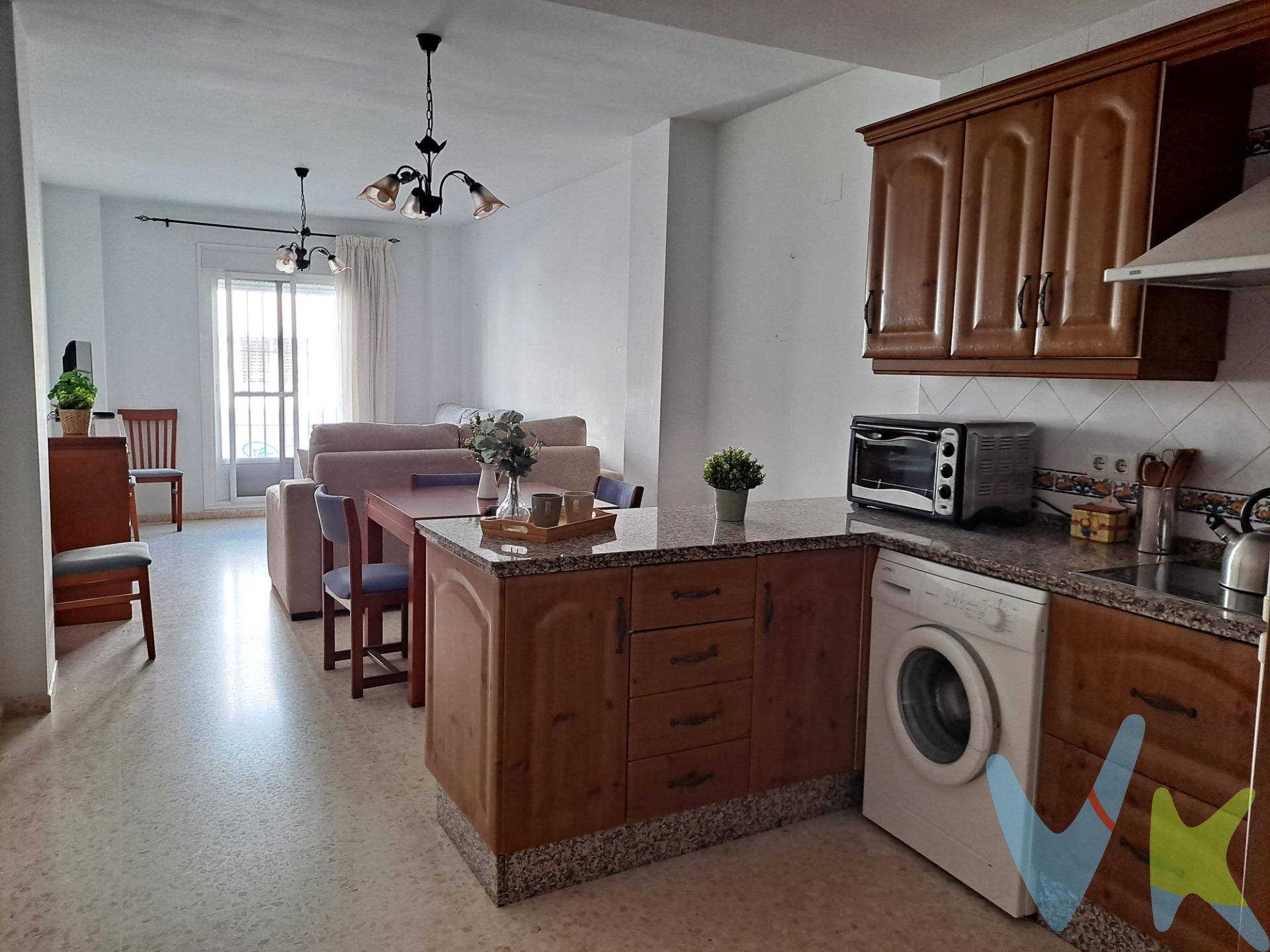 ¡EXCLUSIVA! Encanto y luz en pleno Barrio Alto de Sanlúcar de Barrameda. Descubre esta acogedora vivienda situada en el corazón del casco histórico de Sanlúcar de Barrameda, en la codiciada zona del Barrio Alto. Un entresuelo lleno de luz, en un edificio tranquilo con tan solo unos pocos vecinos y un precioso patio comunitario adornado con flores y macetas que conecta directamente con la vivienda. Se distribuye en un práctico recibidor, un salón con cocina de concepto abierto y ventana exterior, dos amplios dormitorios (uno con armario empotrado) y un baño completo recientemente reformado con plato de ducha. La vivienda es completamente exterior, luminosa y se encuentra en excelente estado, lista para entrar a vivir. Aunque no dispone de plaza de garaje, su precio es realmente asequible, lo que la convierte en una oportunidad única para vivir o invertir en una de las zonas con más historia y sabor andaluz de la ciudad. *Le informamos que los gastos de notaría, impuestos y honorarios de la agencia no están incluidos en el precio.