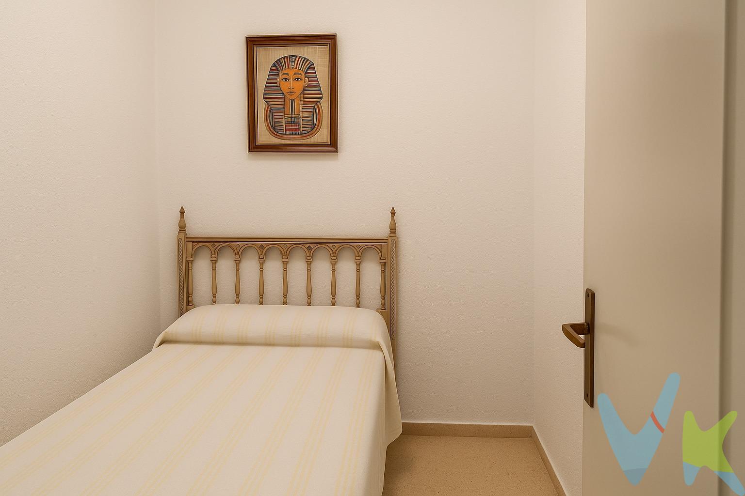 . En pleno corazón de Castellón, en la céntrica calle Navarra, se encuentra esta vivienda con un potencial excepcional para inversores que buscan rentabilidad desde el primer día. Se trata de un primer piso sin ascensor en un edificio tradicional, con el encanto y la solidez de las construcciones antiguas. Dispone de dos habitaciones, un baño y una distribución funcional que permite múltiples opciones de mejora o reforma futura, elevando aún más su valor en el mercado. El verdadero atractivo de esta propiedad es su situación altamente demandada y el hecho de que ya se encuentra alquilada con buenos inquilinos, asegurando ingresos inmediatos sin necesidad de gestión ni tiempos muertos. Una oportunidad perfecta para quienes priorizan la estabilidad y la rentabilidad en el sector inmobiliario urbano. Invierta en una ubicación estratégica, con servicios, comercios y transporte a pie de calle, en una zona donde la oferta es limitada y la demanda siempre está presente. Un activo sólido en el centro de Castellón, listo para seguir generando beneficios desde el primer día.