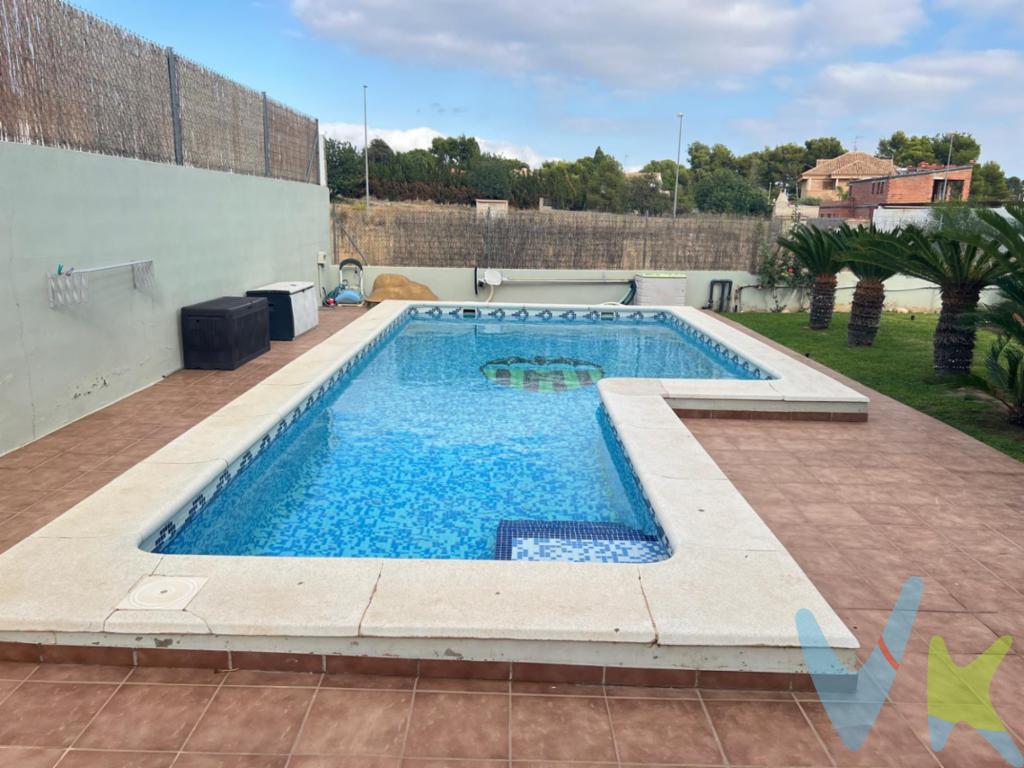 EXCELENTE CHALET EN VENTA CON 600m2 DE PARCELA INDEPENDIENTE , SUPERFICIE CONSTRUIDA DE 234m2 DIVIDIDO EN 2 PLANTAS MÁS SEMISOTANO, 2 BAÑOS UNO DE ELLOS EN SUITE, 1 ASEO, VESTIDOR, AIRE ACONDICIONADO, CALEFACCIÓN CENTRAL, CHIMENEA, AMPLIO SALÓN COMEDOR DE 70m2, COCINA AMERICANA, SEMISÓTANO DE 25m2 (BAÑOS Y COCINA REFORMADOS DE 2025) , PORCHE EXTERIOR CON CAPACIDAD PARA UN VEHÍCULO CON CARGADOR ELÉCTRICO, PLACAS SOLARES CON BATERÍA, PISCINA, AMPLIO JARDÍN CON RIEGO POR ASPERSOR, TERRAZA EXTERIOR DE 90m2 CON PAELLERO Y HORNO MORUNO MÁS UNA SEGUNDA TERRAZA DE 20m2.URBANIZACIÓN CONSOLIDADA CON TODOS LOS SERVICIOS , PRÓXIMA AL PUEBLO Y AL CENTRO COMERCIAL EL OSITO