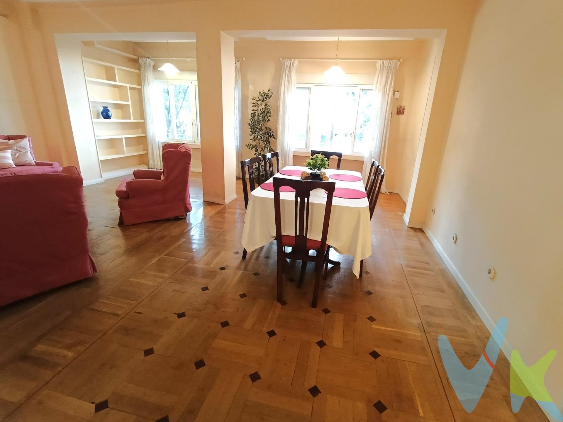 Descubre este amplio y luminoso piso exterior ubicado en la cotizada zona de Gaztambide, en Chamberí. Situado en una tercera planta, esta propiedad ofrece un total de 164 m² que podrás adaptar a tu estilo personal ya que se encuentra para reformar. Consta de cuatro habitaciones dobles más una sencilla,  dos baños, un amplio salón de mas de 30 mts2 , cocina con office  y un trastero en el sótano . . La ubicación es inmejorable: próximo al metro Islas Filipinas, con fácil acceso a diversas líneas de autobús cercanas; además se encuentra en una zona con mucho comercio, así como colegios e instalaciones sanitarias tales como Centro de salud en frente y hospitales de la  Plaza de Cristo Rey. También disfrutarás de espacios verdes gracias a su proximidad a áreas infantiles ideales para los más pequeños. Posibilidad de segregación, ya que cuenta con puerta principal y otra de servicio en el mismo rellano. No pierdas la oportunidad única de adquirir este piso lleno potencialidades donde podrás crear el hogar perfecto según tus preferencias.