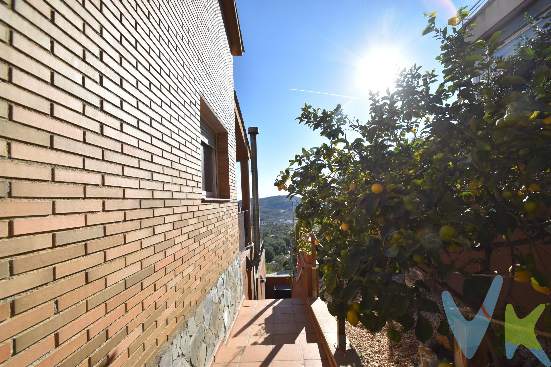 Espectacular casa de diseño con piscina cerca de Sitges y Barcelona. Se vende impecable propiedad moderna de 340 m² construidos sobre una parcela de 457 m². Una vivienda que destaca por su amplitud, luminosidad y preciosas vistas. Zona de día con salón-comedor de concepto abierto con un elegante altillo, acceso directo a balconada de preciosas vistas con porche  y un patio equipado con barbacoa. En la zona de descanso, una suite que incluye vestidor, baño doble y acceso a solárium privado, más tres dormitorios. Con piscina privada, garaje espacioso para dos coches y calefacción por gasoil. Ubicación en entorno residencial privilegiado. A 5 min del centro de la población, a 15 min de la costa (Sitges) y 40 min de la capital. Estado impecable, lista para entrar a vivir. Venga a visitarla y déjese cautivar por sus vistas y acabados. El precio no incluye impuestos (ITP, IVA y AJD), ni los gastos de notario ni los de registro. Cédula habitabilidad CHB00418722001. Certificado Energético: Referencia 4HT70RQWZ  Consumo de energia E 209 Kwh/m² año Emisiones E 54 Kg CO2/m² año. . . 