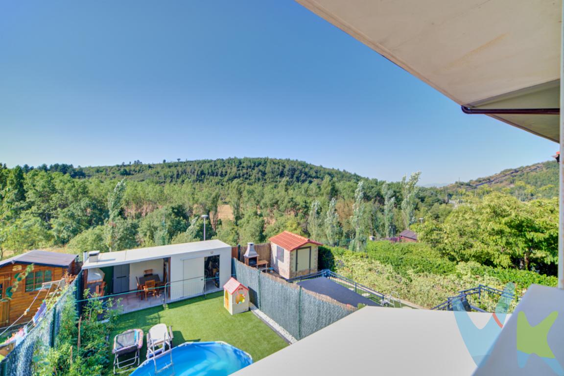 GRAN OPORTUNIDAD CASA ADOSADA CON JARDIN Y PATIO DELANTERO Sentir el olor a lluvia con el atardecer a tus pies, paseos infinitos con sabor a naturaleza, una taza de café caliente, feliz, satisfecho. La vida son momentos, sensaciones. Una realidad a tu alcance. Este hogar, se encuadra dentro de un entorno natural, histórico y paisajistico privilegiado. En la preciosa localidad de Olloki, excelentemente comunicada con Pamplona y con el resto de municipios cercanos como Huarte, Olaz, Gorraiz y del centro comercial Itaroa. Localizada también a escasos metros de la escuela infantil.Esta casa adosada, cuidada y en perfectas condiciones, consta de dos alturas más ático, cocina y txoco con acceso directo desde el amplio patio principal, con cabida para guardar el coche. Salón comedor con acceso a un jardín maravilloso con vistas despejadas, zona de porche y barbacoa. Lo mejor? La intimidad y cero ruidos puesto que está completamente despejado y tus únicas vistas serán la naturaleza. Hueles a bizcocho recién horneado? En su cocina ser tu propio chef será un placer.. al tener acceso llano al patio y txoco,  podrás disfrutar de esos momentos en compañía. Su amplio salón con chimenea, será el rey de la casa en invierno y así como este jardín tan especial para las largas y dulces tardes de verano.En la primera planta, dos amplios dormitorios uno de ellos con una pequeña terraza, baño completo y dormitorio principal con baño en suite con ventana. Una vivienda luminosa y amplia, para crear ese espacio que tanto has soñado. Por último, una coqueta buhardilla con dos amplios trasteros para crear tu zona de ocio y juegos, oficina, sala de cine.. Las posibilidades son infinitas. En esta casa se respira luz, vida, tranquilidad y todo realizado con materiales de primerísima calidad. En verano, te encantará pasar las tardes en el jardín y podrás disfrutar de largas jornadas con familiares y amigos. Te imaginas ahora a qué sabe la felicidad? Esta es la casa que siempre has soñado. No esperes más y ven a conocerla, te vas a enamorar!