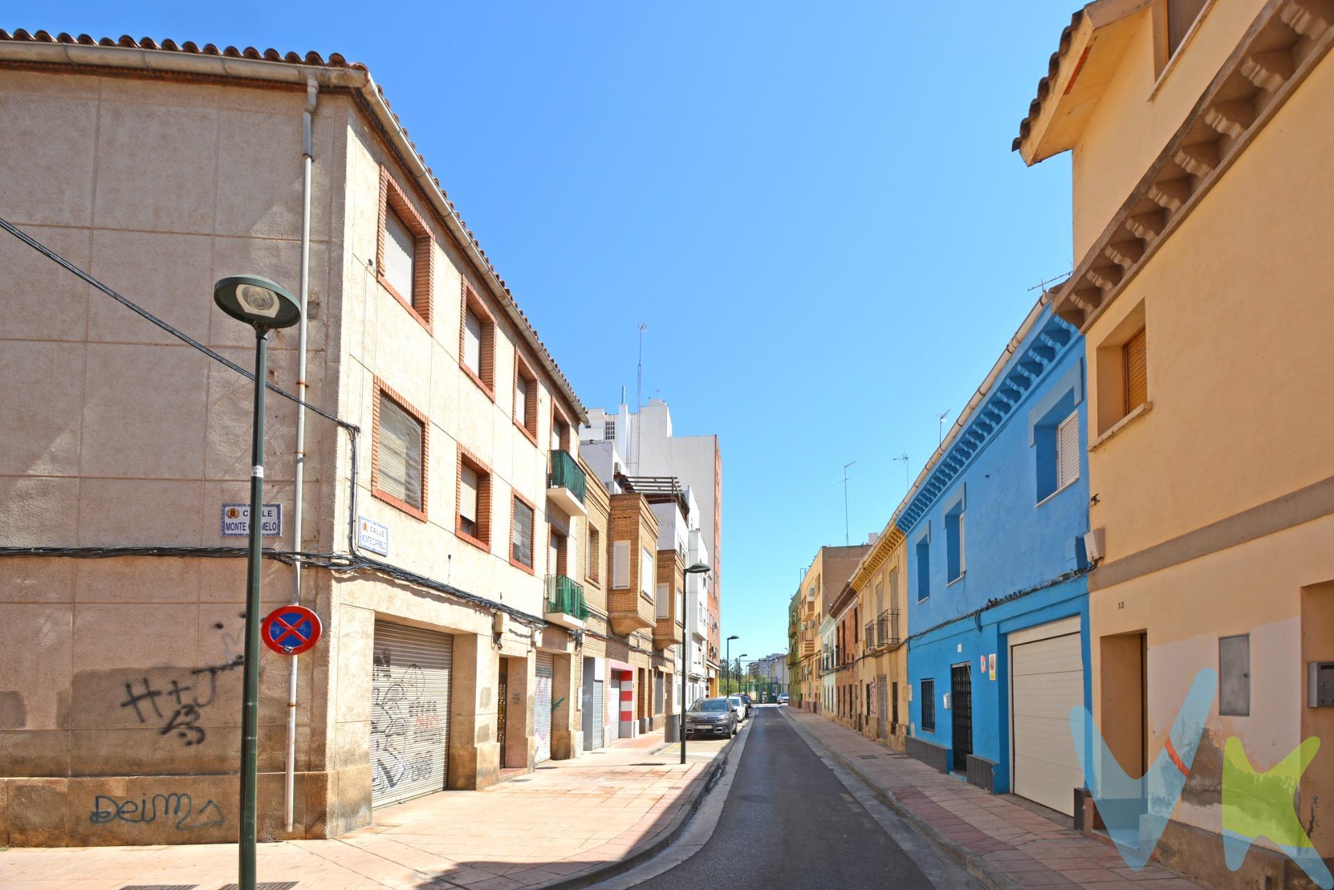 OCASION EN EL BARRIO DE LAS DELICIAS - C/ MONTE CARMELO. Piso de 55 m² útiles para entrar a vivir. Distribuido en dos dormitorios, salón de 18 m² útiles, cocina independiente con galeria cerrada y baño completo. En uno de los dormitorios hay balcón. 2ª planta exterior a la calle, muy luminosa. Piso actualizado que cuenta con suelos de tarima, puertas de madera y ventanas de madera-climalit. 12 EUROS DE GASTOS DE COMUNIDAD. . Ubicado en una zona tranquila, bien comunicada, al lado de Avd. Soria, Avd. Navarra y de una zona en expanción como es el barrio del AVE.  Con todos los servicios, zonas infantiles, colegios y paradas de autobús. No te pierdas nuestro reportaje fotográfico y el tour 360º que tenemos preparado para ti. ¡¡¡ NO DEJES PASAR ESTA OPORTUNIDAD, TE ENCANTARÁ !!!. Y SI QUIERES ASESORAMIENTO FINANCIERO SIN COMPROMISO, CONSULTA CON NOSOTROS. BUSCAMOS SOLUCIONES🏡,. ENCONTRAMOS HOGARES💙