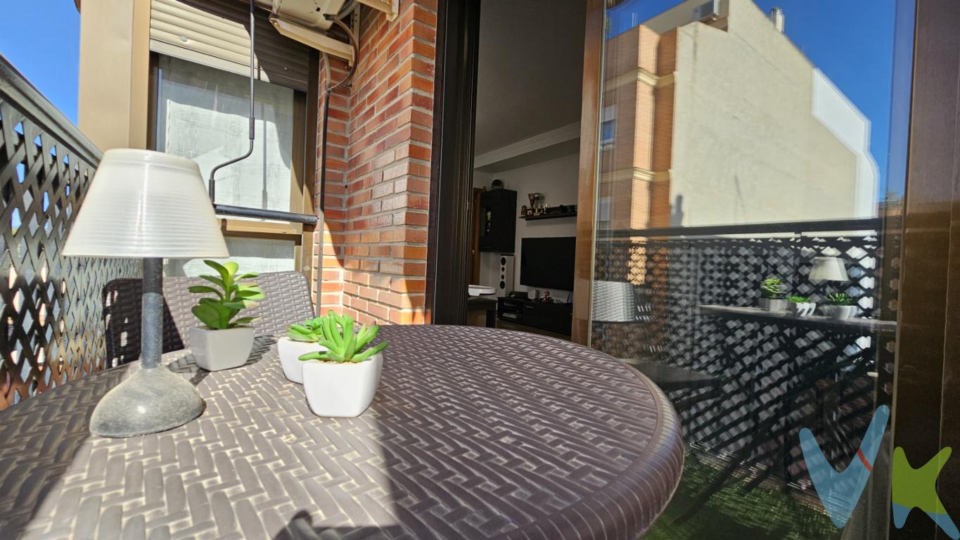  ¡Bienvenido a tu nuevo hogar en Riba-roja de Túria! En venta se encuentra un magnífico piso que ofrece el equilibrio perfecto entre comodidad y funcionalidad. Situado en la planta tercera de un edificio construido en 2002, esta vivienda de 112 metros cuadrados útiles, y 124 metros construidos, es una oportunidad inigualable para quienes buscan espacio y confort en una ubicación privilegiada.Con cuatro amplias habitaciones, este piso proporciona la flexibilidad necesaria para acomodar a toda una familia o para disponer de espacios adicionales de oficina, estudio o cualquier necesidad personal que pueda surgir. El diseño del inmueble está pensado para maximizar la luz natural, creando ambientes cálidos y agradables donde disfrutar del día a día.Un atractivo adicional de la propiedad es su balcón, ideal para relajarse después de un largo día o para empezar la mañana con una taza de café y disfrutar del aire fresco. Esta característica, junto con el trastero disponible, ofrece soluciones de almacenamiento óptimas para familias o individuos con necesidades diversas.El edificio cuenta con ascensor, simplificando el acceso a todas las plantas y lo que facilita la vida diaria de residentes de todas las edades. Además, se incluyen dos  plazas de garaje, una adición valiosa en la zona que garantiza la seguridad y comodidad de estacionar sus vehículos. El entorno del piso es otro de sus atractivos puntos. La proximidad a estaciones de metro y paradas de autobús ofrece excelentes conexiones con el resto de la ciudad, haciendo el desplazamiento diario más eficiente y cómodo. Esta ubicación estratégica permite disfrutar de la tranquilidad de una comunidad residencial sin renunciar a la cercanía a servicios urbanos imprescindibles.Riba-roja de Túria es conocida por ser una zona que equilibra la modernidad con la autenticidad de la vida local. Sus recursos y servicios comunitarios, como escuelas, tiendas y parques, están a una distancia accesible, lo que añade un valor incalculable al inmueble.El estado de conservación del piso es impecable. Los acabados actuales y los materiales empleados en su construcción garantizan una durabilidad y calidad excepcionales. Sin duda, es una oportunidad única para quienes valoran un hogar que cumple con altos estándares de calidad y confort.Invitamos a todas las personas interesadas a visitar este inmueble para descubrir por sí mismo las ventajas que ofrece. La amplitud del espacio, la luminosidad de sus habitaciones y la funcionalidad de cada detalle están diseñadas para hacer de este piso una verdadera joya residencial.Nuestra agencia está a tu disposición para agendar una visita al piso en el momento que mejor te convenga. Estamos seguros de que cuando lo conozcas en persona, entenderás por qué esta es una oferta que no puedes dejar pasar. Este es el tipo de propiedad que no permanece mucho tiempo en el mercado, ¡no pierdas esta oportunidad!No dejes escapar la posibilidad de transformar este espacioso y moderno piso en tu nuevo hogar. Esperamos tu contacto para brindarte más información y para coordinar una visita personalizada. Tu hogar ideal te está esperando en Riba-roja de Túria. 
