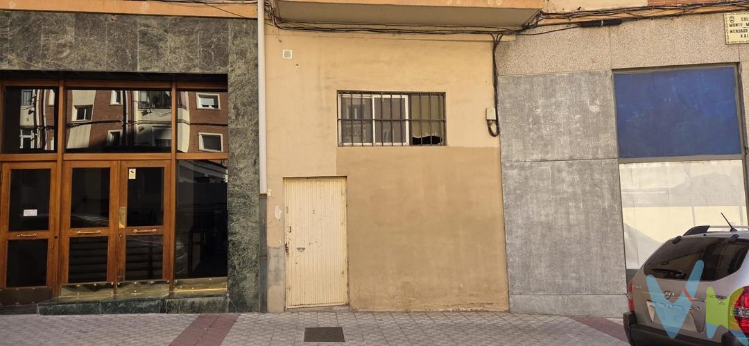 Bajera para reformar con entreplanta y un aseoEspacio de 39 metros construidfos, 33 metros utiles,  con posibilidades. 
 
INFORMACIÓN LEGAL
▪ Información meramente orientativa, sin carácter contractual.
▪ Superficies y características aproximadas, con finalidad descriptiva.
▪ En el precio de venta están incluidos los honorarios de la agencia inmobiliaria, que serán asumidos por la parte vendedora.
▪ El precio indicado no incluye los gastos e impuestos derivados de la compraventa a cargo del comprador (Notaría, Registro de la Propiedad, I.T.P., A.J.D. o I.V.A., según corresponda), ni otros posibles gastos asociados.
▪ El inmueble se transmite sin mobiliario ni otros enseres, salvo que se indique expresamente lo contrario.
 
A modo orientativo en Navarra:
▪ Notaría y Registro: 1%–1,5%.
▪ ITP: tipo general 6% (con posibles bonificaciones).
▪ AJD: aprox. 0,5%–1%.