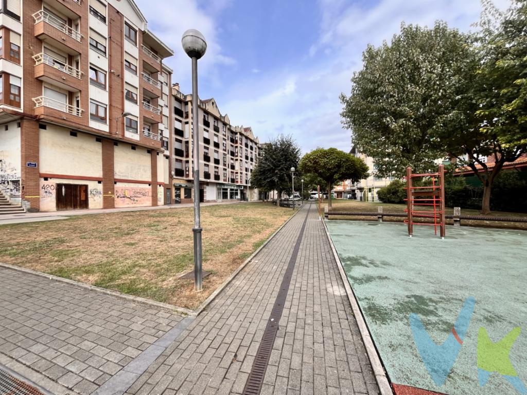 Ponemos a la venta este magnífico local de 225 m2 construidos en una sola planta con fachada a parque en la población de El Berrón, en Siero.Se encuentra ubicado en un edificio del año 1994 y está en bruto para que puedas instalar sin limitaciones el negocio que quieras.Tiene una fachada principal de unos 13 m2 con acceso desde un parque y posibilidad de luces en todo el lateral del local, por lo que abre el abanico de opciones a multitud de actividades.¿Necesitas más información? Contáctanos y te informaremos.El precio no incluye el Impuesto de Transmisiones Patrimoniales ni los gastos de Notaría y Registro.A título orientativo, en segundas transmisiones, el comprador abonará el Impuesto sobre Transmisiones Patrimoniales (ITP). Para consultar los porcentajes del ITP en Asturias puede hacerlo a través de la web oficial de servicios tributarios del Principado de Asturias https://sede.tributasenasturias.es/sites/sede/default/es_ES/Que-quieres-hacer/Transmisiones-Patrimoniales-y-AJD. La base imponible será el mayor valor entre precio de compraventa, tasación o valor de referencia catastral. Gastos de notaría y registro según aranceles variables según precio, número de copias y complejidad.El comprador escoge libremente notario. El vendedor asume la plusvalía y el resto de gastos son del comprador. Si se precisa hipoteca: Tasación, condiciones y costes bancarios según entidad elegida por el comprador; así como los gastos de gestoría y cualesquiera otros inherentes a la formalización de la compraventa. De acuerdo con la ley, no se incluyen en el precio otros gastos o tributos que legalmente correspondan al comprador. Honorarios de intermediación inmobiliaria a cargo del vendedor.El consumidor tiene derecho, conforme a la normativa vigente, a disponer de información y documentación adicional relativa al inmueble y condiciones de la compraventa, accesible en la sede física de la Agencia Eurocasa Gijón, en Santa Doradía, nº 14-Bajo, en Gijón, o a través del correo electrónico info@eurocasagijon.com. La agencia actúa exclusivamente como intermediaria en la operación. Cualquier compraventa y sus condiciones quedan sujetas en todo caso a la aceptación expresa del vendedor del inmueble y a la posterior formalización del correspondiente contrato. El presente anuncio tiene carácter meramente informativo; la información suministrada se corresponde con la disponible a la fecha de publicación, pudiendo variar en función de las circunstancias o actualizaciones legales, contractuales y fiscales. 