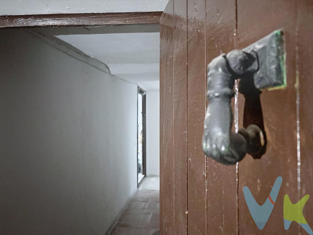 Piso que necesita una reforma total Sin Cedula de Habitabilidad. Ideal para inversores o particulares que buscan un proyecto de reforma en una ubicación privilegiada. Características principales; La Superficie son 93 m² construidos, según catastro, que puedes aprovechar muy bien. La Distribución actualmente es de tres dormitorios, salón, cocina y baño pero podrás redistribuirlo en tu nuevo proyecto. El Estado es para reformar por completo ¡Hazlo a tu gusto!. Unas inmejorables vistas espectaculares al centro de la ciudad. Una Ubicación excepcional, en el núcleo comercial y social de Tudela. Una propiedad con gran potencial de revalorización gracias a su altura y vistas.