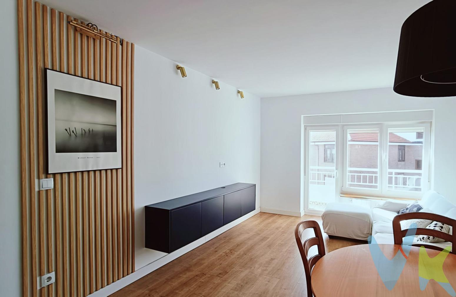 Le presentamos esta fantástica oportunidad de adquirir un piso en la encantadora localidad de Suances, a escasos minutos del centro y con todo lo que necesita al alcance de la mano. La propiedad fue reformada recientemente en 2023, incorporando mejoras estéticas y funcionales que aportan un aire moderno y acogedor a la vivienda. Situado en la tercera planta sin ascensor de un edificio con historia construido en 1977.Al acceder al piso, encontrará un salón-comedor espacioso y lleno de luz natural, ideal para disfrutar en familia o con amigos. Las tres habitaciones han sido diseñadas para ofrecer comodidad y privacidad: la principal destaca por su amplitud, y las otras dos son perfectas para niños, invitados o incluso como espacios de teletrabajo. Una de las grandes ventajas es su excelente localización; este piso es perfecto tanto como residencia habitual como para quienes buscan una segunda vivienda para escapadas y vacaciones.Gracias a su ubicación, distribución y el reciente acondicionamiento, representa también una interesante oportunidad de inversión en una de las zonas más demandadas de la costa cántabra. Paradas de autobús a pocos pasos, que facilitan la conexión con el resto del municipio y alrededores; A 400 metros de centros educativos A 300 metros de supermercados, tiendas y servicios básicos A solo 650 metros de la playa La cocina, totalmente amueblada y equipada con electrodomésticos, está lista para usarse desde el primer día, al igual que el baño, que también se entrega completamente amueblado. El resto de la vivienda se encuentra semi amueblada, lo que permite personalizar los espacios a su gusto, sin partir desde cero. ¿Le gustaría visitarlo? No deje pasar la oportunidad de conocer en persona este magnífico piso. Contacte con nosotros para más información o para concertar una visita. Esta podría ser su nueva casa en Suances: cómoda, moderna y cerca de todo lo que necesita.Impuestos y gastos de notaría no incluidos