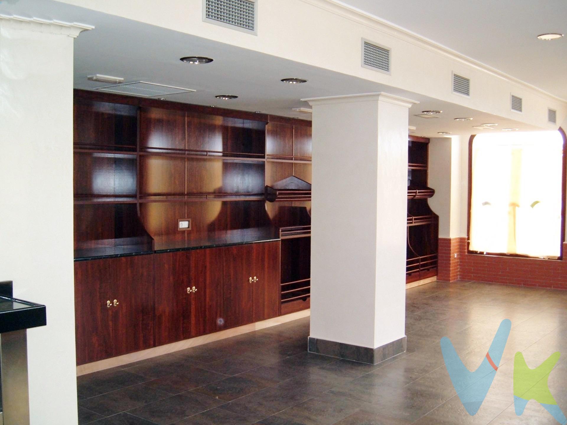 ¡Fantástico local comercial en la codiciada zona de Ronda del Estero, San Fernando! 🌟 Con una ubicación privilegiada a solo 2000 m. de la playa 🏖️, este espacio nuevo cuenta con amplias dimensiones y un diseño moderno que se adapta perfectamente a tus necesidades empresariales. Dispone de tres baños 🚻 y una cocina totalmente equipada 🍽️ ideal para cualquier tipo de negocio gastronómico; además, incluye mobiliario nuevo listo para usar. El suelo cerámico añade elegancia y facilidad de mantenimiento al entorno luminoso 💡 que ofrece gracias a sus techos altos. Este local también destaca por contar con dos patios interiores perfectos para disfrutar del aire libre ☀️ o realizar actividades adicionales. Además, goza de licencia válida para apertura 🔑 e increíbles vistas hacia Chiclana desde su frente principal 😍. Ubicado cerca autobuses 🚌, colegios 🎓 y supermercados 🛒 facilita el acceso tanto clientes como empleados. Los gastos comunitarios son muy económicos: ¡solo 40 € mensuales! . No pierdas esta oportunidad única valorando opción compra disponible 🤝 por tan solo 600.000 €. Este es tu momento perfecto para emprender el negocio soñado ✨. . Comercializamos este inmueble en exclusiva, lo que le garantiza el acceso a toda la información y un servicio de calidad único y personalizado. En cumplimiento del Decreto de la Junta de Andalucía 218/2005 del 11 de Octubre, se informa al cliente que los gastos notariales, registrales, ITP y otros gastos inherentes a la compraventa no están incluidos en el precio. 