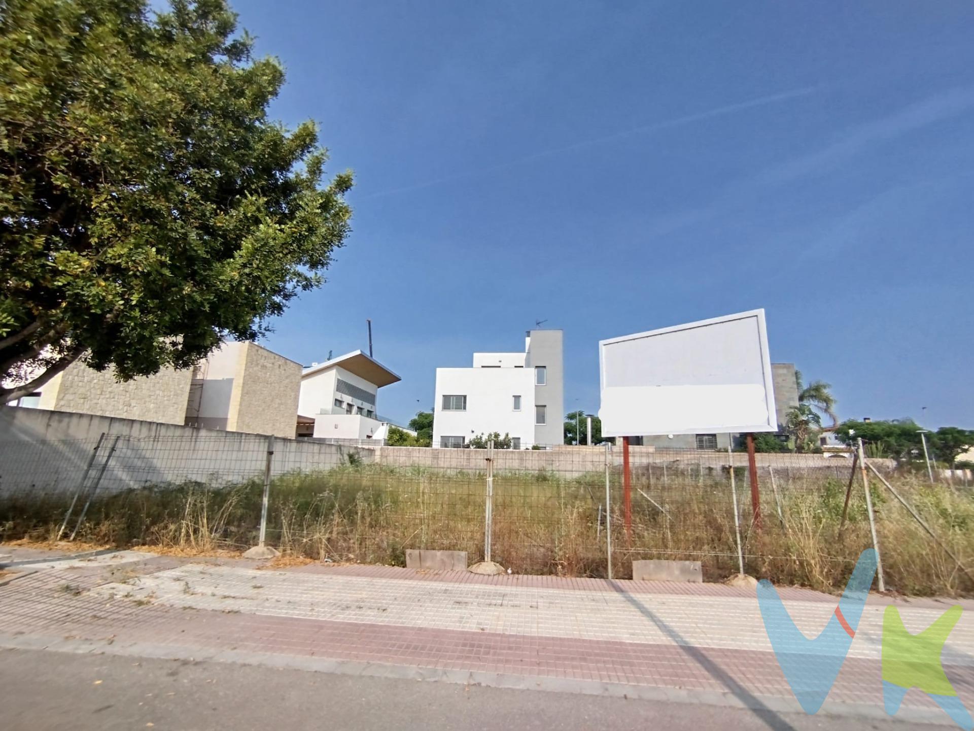 Parcela en venta en zona Avda. Lidón para que puedas construirte la vivienda de tus sueños. Zona residencial de futuro con servicios en  sus alrededores. -El sótano puede ocupar toda la parcela, es decir los 400m2 que tiene la parcela. -Sobre rasante se puede construir 400m2* 0,6=240m3. ahí se incluyen las terrazas si son cubiertas pero computan al 50%. -La superficie en planta baja no puede superar los 120 m2 de techo. !!!NO DEJES DE PREGUNTAR POR MI!!!. Este inmueble es en exclusiva, con lo que le facilitamos cualquier información sobre el terreno. Por este motivo, solicitamos no molesten al propietario o vecinos. . Muchas gracias por su comprensión. El precio indicado puede sufrir variaciones. En todos los casos los precios expuestos son más impuestos y gastos derivados de la transmisión del inmueble.
