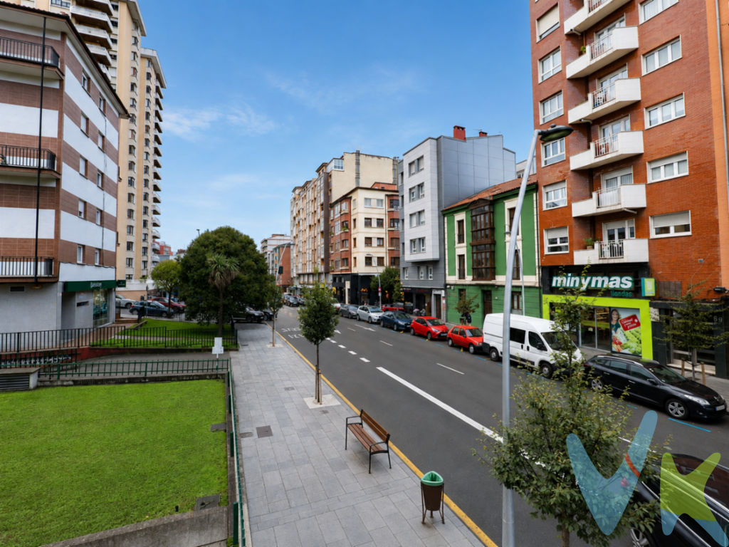EXCLUSIVA VIVIENDA CON TERRAZA Y GARAJE CERRADO EN AVENIDA DE PABLO IGLESIAS 62  GIJÓNPresentamos esta amplia vivienda en planta primera, ubicada en una de las avenidas más dinámicas y mejor comunicadas de Gijón.Un inmueble lleno de posibilidades que destaca por su terraza exterior de más de 20 m², perfecta para disfrutar en familia, y tambien por contar con una plaza de garaje cerrada, un valor añadido imprescindible en la zona.La vivienda dispone de una superficie construida de 113 m² y casi 100 m² útiles (ambas superficies aproximadas), ofreciendo un espacio cómodo, versátil y con buena distribución: Salóncomedor, exterior, luminoso con salida directa a la terraza,  Cocina independiente con zona de lavado, Tres dormitorios, uno de ellos con vistas a la Avenida Pablo Iglesias, Dos baños completos y  despensa, ideal como apoyo al almacenaje diario.El salón y uno de los dormitorios disfrutan de vistas abiertas a la Avenida de Pablo Iglesias, mientras que el resto de la vivienda se orienta hacia una zona ajardinada privada, proporcionando un entorno tranquilo y agradable.Es una propiedad perfecta para personalizar a tu gusto y transformarla en el hogar que siempre has imaginado, con espacio más que suficiente para disfrutarla en familia.La plaza de garaje cerrada, apta para un vehículo de tamaño mediano, aporta un extra de comodidad y seguridad que convierte esta oferta en una oportunidad única.Una vivienda con todo lo necesario para convertirse en tu próximo hogar, Llamanos y ven a visitarla.Informamos a nuestros clientes compradores que en el precio de venta no se incluyen los siguientes conceptos: honorarios de la agencia al comprador, ni el impuesto de transmisiones patrimoniales ni otros gastos de la compraventa (registro de la propiedad, notaría, etc)