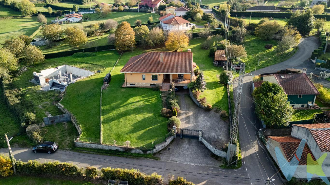 Te presentamos esta espectacular vivienda unifamiliar ubicada en la zona de la Pedrera, rodeada de una hermosa parcela de más de 2300m2. La casa se construyó en el año 2005 y resalta sobre manera las altísimas calidades constructivas que se utilizaron para su ejecución, con muros de hormigón de gran espesor, y materiales interiores de alta calidad. La vivienda se compone de planta baja, distribuida en un amplio salón comedor, cocina en isla muy luminoso y muy cómoda al tener mucho espacio en la zona de trabajo y 4 amplísimas habitaciones con armario empotrado, además de 3 baños. Los suelos son de parquet de madera de roble natural, las ventanas de aluminio lacado con rotura de puente termico y los alicatados y gres de gran calidad. Dispone de 2 amplios porches, orientados al Sureste y Suroeste, donde poder celebrar eventos con familiares y amigos, difrutando de las maravillosas vistas a Gijon o a las zonas verdes de alrededor. En la planta sotano, además de contar con un amplio garaje para dar cabida a 2 coches, tenemos una zona preparada para dar habitabilidad a un apartamento, con su cocina, salón baño y dormitorio, totalmente independiente. Y como no, además cuenta con un espacio de almacenamiento de enseres, herramientos y aperos para el mantenimiento de toda la finca. Y para que no te tengas que preocupar de nada, tenemos parada de autobús a menos de 300 mts, de la vivienda.No lo dudes más, llámanos y ven a ver esta maravilla constructiva. En el precio final no están incluidos el Impuesto de transmisiones Patrimoniales, ni los gastos de notaría y registro