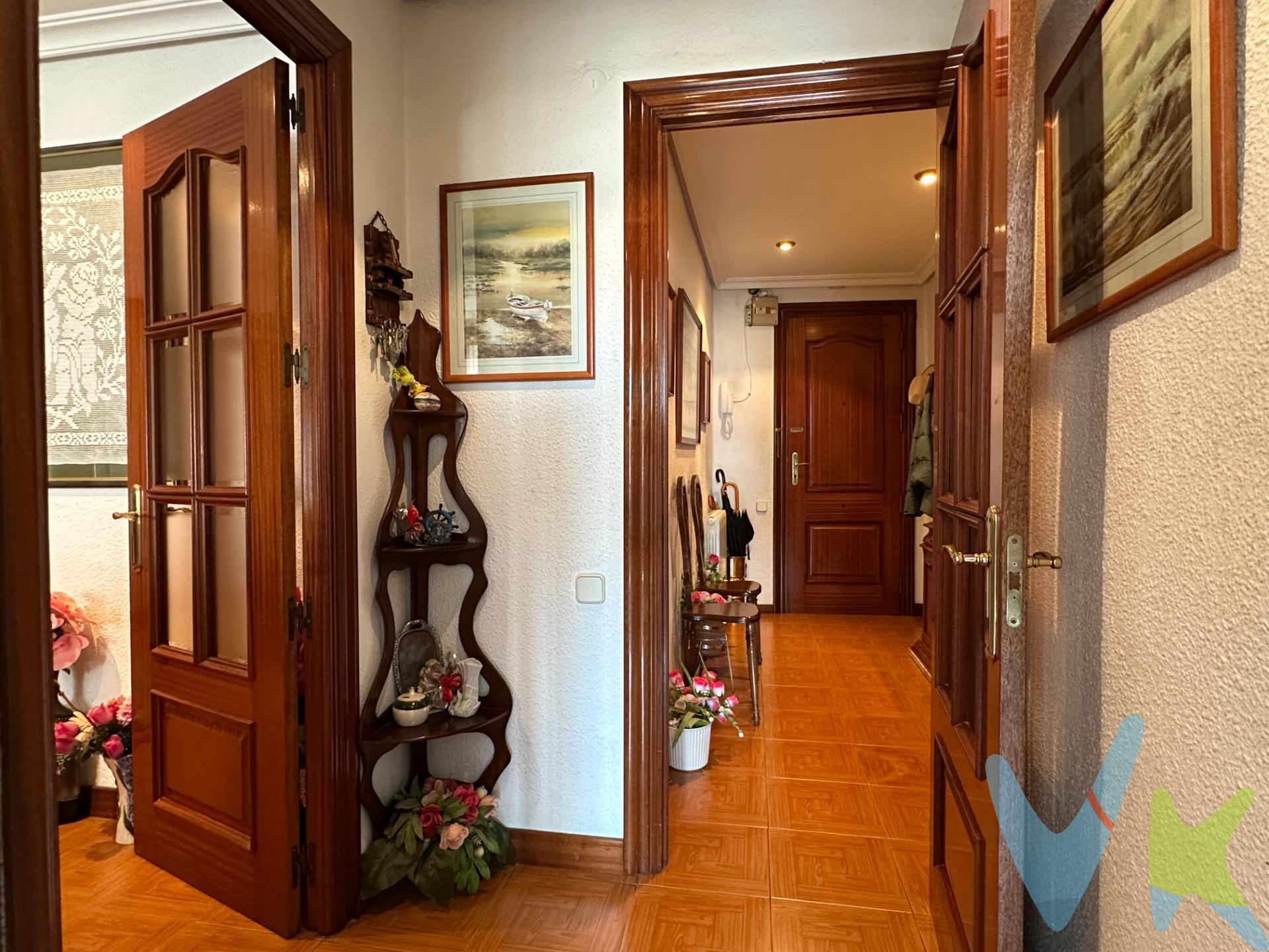 Descubre este encantador piso ubicado en la zona céntrica de Noáin, que ofrece una superficie generosa de 86 m². Este inmueble cuenta con tres habitaciones dobles, dos de ellas orientadas hacia un tranquilo patio interior e equipadas con armarios empotrados, lo que maximiza su funcionalidad y confort. El baño está equipado con ducha moderna y se encuentra en excelente estado general. La cocina es independiente y viene completamente equipada; además dispone de despensa para mayor comodidad. La caldera de gas tiene 3 años. . La propiedad destaca por sus acabados: carpintería interior en madera, suelo cerámico resistente a las exigencias diarias, así como ventanas exteriores combinando aluminio-madera para mejor aislamiento térmico y acústico. Entre los extras adicionales encontramos ascensor (instalado hace aproximadamente seis o siete años), hilo musical integrado para disfrutar durante tu día a día,. y luminosos espacios ideales tanto para vivir cómodamente como recibir visitas. Situada cerca del transporte público —con acceso fácil a autobuses— esta vivienda tiene todo lo necesario muy próximo: centros comerciales diversos, instalaciones médicas esenciales, colegios, parques adecuados, actividades recreativas infantiles y supermercados. Con unos gastos comunitarios accesibles establecidos en solo 75 Euros mensuales!.  . No pierda esta gran oportunidad y venga a conocer este fantástico piso.  (Datos meramente informativos, sin valor contractual. gastos e impuestos de transmisión no incluidos y mobiliario y enseres no incluidos).
