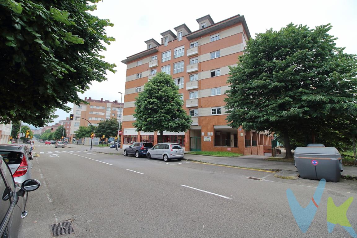  Exclusivo piso en venta en la zona de Montevil, Gijón, una de las áreas residenciales más cotizadas de la ciudad. Este magnífico inmueble se encuentra en la planta tercera de un edificio moderno, construido en 2002, y presenta una oportunidad única para adquirir una propiedad de calidad en un entorno privilegiado. Con una superficie útil de 86,3 metros cuadrados y una superficie construida de 97,1 metros cuadrados, este piso ofrece un espacio amplio y confortable para toda la familia.El piso consta de tres habitaciones, cada una equipada con armarios empotrados que optimizan el aprovechamiento del espacio y permiten mantener un ambiente ordenado. Los dormitorios destacan por su luminosidad y la calidad de sus acabados, proporcionando un ambiente acogedor y relajante. La distribución del inmueble ha sido diseñada para maximizar la funcionalidad, proporcionando al mismo tiempo privacidad y comodidad para todos sus ocupantes.En la sala de estar, encontrará un amplio espacio que invita tanto al relax como a la convivencia familiar. La luz natural inunda esta estancia, creando un ambiente cálido y acogedor que se convierte en el corazón del hogar. Desde aquí, podrá acceder a la cocina independiente, totalmente equipada con electrodomésticos  y espacio de almacenaje suficiente.El piso cuenta con dos baños completo, ambos diseñados con elegancia y funcionalidad. Además, el inmueble incluye un garaje privado donde estacionar su vehículo con total comodidad, y un trastero, espacio adicional perfecto para almacenar pertenencias estacionales o de menor uso.Este edificio dispone de ascensor, facilitando el acceso a la vivienda y aportando un extra de comodidad. La ubicación del inmueble es ideal, con una excelente comunicación con el resto de la ciudad gracias a la cercanía de varias líneas de autobús. La zona de Montevil es conocida por su tranquilidad y calidad de vida, con una gran variedad de servicios a escasa distancia: desde supermercados y tiendas hasta centros educativos y zonas de ocio.Ponemos a su disposición esta joya inmobiliaria que combina confort, calidad y ubicación en una sola opción. Este piso se presenta como una oportunidad insuperable para aquellos que buscan un hogar en una de las mejores áreas de Gijón. No pierda la ocasión de conocer de primera mano todas las ventajas que esta propiedad tiene para ofrecer. Esta vivienda puede convertirse en el lugar perfecto para establecer su hogar, gracias a sus características que se ajustan a diferentes estilos de vida.Le invitamos a programar una visita para descubrir personalmente todo lo que este inmueble puede ofrecer. Estamos seguros de que quedará encantado con cada detalle y encontrará en él el hogar que siempre ha soñado. Para más información, no dude en ponerse en contacto con nosotros. Nuestra prioridad es ayudarle a encontrar la vivienda que mejor se adapte a sus necesidades, ofreciéndole un servicio personalizado de principio a fin. ¡Esperamos su visita!Contamos con más de 35 años de experiencia acreditada y nuestro objetivo es garantizarle un servicio de compra humano, ético, de calidad, fácil y seguro. Nuestro equipo lo integran agentes con la titulación AIR (Agente Inmobiliario Registrado), somos CRS (Council of Residential Specialist) y API. (Agente de la Propiedad Inmobiliaria Colegiado nº248). Contamos con un seguro de Caución que nos permite garantizar el depósito de las cantidades entregadas por nuestros clientes.Te ayudamos con la financiación con las mejores condiciones hipotecarias hasta el 100%.Consulte en nuestras reseñas de Google lo que opinan los clientes que ya han trabajado con nosotros.El precio no incluye gastos de notaría, registro e impuesto de transmisiones 