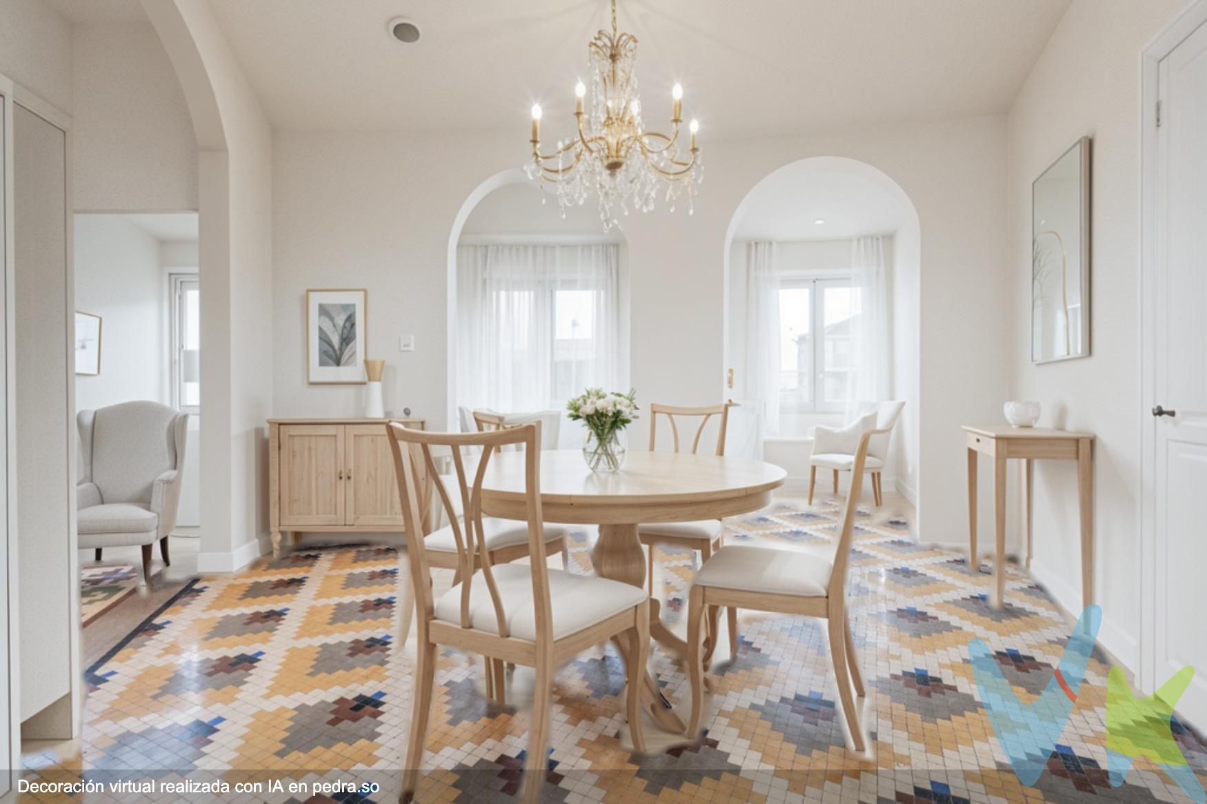 Gran piso en Valencia: elegancia, exclusividad y encanto atemporal. En la prestigiosa Gran Vía Marqués del Turia, corazón de la Valencia más elegante y emblemática, se encuentra esta joya arquitectónica única. Con una ubicación inmejorable, rodeada de la mejor oferta cultural, gastronómica y comercial. Este magnífico piso de 174 m², construido en 1945, es un auténtico homenaje a la arquitectura clásica y al buen gusto. Su excelente estado de conservación y los detalles originales que alberga, lo convierten en un tesoro para quienes valoran la historia y la calidad. Cada elemento ha sido cuidado al detalle, desde los suelos originales hasta los elegantes muebles empotrados de alta calidad. Su diseño refleja un estilo que es prácticamente imposible de encontrar en las propiedades actuales, ofreciendo una experiencia de hogar que combina comodidad y tradición. La vivienda cuenta con una distribución amplia y equilibrada que aprovecha al máximo cada espacio. Dispone de cuatro habitaciones espaciosas, ideales para adaptarse a las necesidades de una familia o para quienes buscan versatilidad en su hogar. Cuenta con un baño completo y un aseo. Tiene dos salones amplios y luminosos, ideales para disfrutar de momentos de reunión o descanso, y un recibidor muy grande que da la bienvenida con un aire señorial y elegante, anticipando la calidad que se encuentra en el resto de la vivienda. El diseño de la vivienda respeta la esencia de las construcciones de mediados del siglo XX, con una separación bien definida entre las áreas sociales y privadas, garantizando privacidad y funcionalidad. Cada rincón de esta casa evoca el glamour de otra época, con toques que son cada vez más difíciles de encontrar. Además de sus características interiores, esta propiedad destaca por su ubicación privilegiada. La Gran Vía Marqués del Turia no solo es un símbolo de elegancia y exclusividad, sino también un entorno que ofrece comodidad y acceso a todo lo que la vibrante ciudad de Valencia tiene para ofrecer. Esta es una oportunidad única para quienes buscan un hogar que combine historia, sofisticación y una localización incomparable. Una vivienda que va más allá de lo convencional, pensada para los amantes del diseño atemporal. Por mandato expreso del propietario, comercializamos este inmueble en exclusiva, lo que le garantiza el acceso a toda la información. Por este motivo, se ruega no molestar al propietario, a los ocupantes de la propiedad o a los vecinos. Muchas gracias por su comprensión. Si usted es agente inmobiliario y tiene un cliente para este inmueble, llámenos: estaremos encantados de colaborar. 