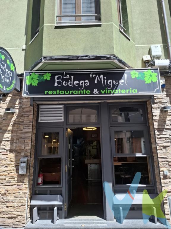 Se presenta una oportunidad única para adquirir un local emblemático en el corazón de Gijón, ideal para quienes desean invertir en el sector de la restauración. Ubicado en pleno Centro de la ciudad, este restaurante combina la historia y el encanto de un edificio construido en 1890 con las comodidades modernas y actuales que todo negocio necesita.Con una superficie total de 94 metros cuadrados construidos y 72 metros cuadrados útiles, el espacio ha sido optimizado para ofrecer tanto un ambiente acogedor como eficiente. Esta disposición permite acomodar a un buen número de comensales, garantizando así la capacidad para generar una excelente rentabilidad. Además, la propiedad cuenta con dos aseos, lo cual mejora la comodidad tanto para los clientes como para el personal.Su ubicación en el centro neurálgico de Gijón asegura un flujo constante de público, tanto de residentes locales como de turistas atraídos tanto por la oferta cultural como por la comercial de la zona y la proximidad de la Playa de San Lorenzo. Estar en el núcleo más urbano de la ciudad no solo garantiza afluencia de clientes, sino también una accesibilidad excepcional. A pocos pasos se encuentran varias paradas de autobús y taxis, facilitando el acceso para quienes prefieran no utilizar su vehículo.El ambiente del restaurante refleja un perfecto equilibrio entre lo clásico y lo moderno. Cada detalle ha sido cuidadosamente pensado para realzar las características históricas de la propiedad en el Edificio, al tiempo que se ha equipado con las instalaciones necesarias para un funcionamiento óptimo del negocio gastronómico. Esta fusión única de elementos asegura que los clientes disfruten de una experiencia inolvidable, inmersos en un espacio lleno de carácter.El potencial de este local es inmenso. Al estar situado en una de las zonas más dinámicas de la ciudad, el restaurante puede beneficiarse de un variado perfil de clientes, desde profesionales que trabajan en el área , público en general en sus momentos de ocio, familias y turistas que desean explorar la rica oferta gastronómica de Gijón. Este entorno proporciona el escenario perfecto para eventos y citas diarias, asegurando así un flujo constante de clientes.Invertir en este negocio hostelero no solo representa la adquisición de un inmueble; es también la oportunidad de formar parte de una comunidad dinámica y creciente. Usted tendrá la ventaja de establecer un negocio en una ciudad con una rica tradición culinaria, donde la gastronomía juega un importantísimo papel en la vida diaria de sus habitantes.Animamos a concertar una visita para experimentar y sentir de primera mano el encanto y el potencial de esta propiedad tanto en sala como en cocina. El restaurante combina tradición y prestigio a lo largo de décadas de la mano de Miguel y Clara, ubicación privilegiada y funcionalidad moderna, cualidades que lo convierten en una inversión atractiva para operadores de la industria de hostelería.. No deje pasar esta oportunidad de adquirir un pedazo de la historia de Gijón, ofreciendo a sus futuros clientes una experiencia gastronómica con atención personalizada única y memorable.Este local está listo para escribir el próximo capítulo de su historia como un referente gastronómico en la ciudad. Esperamos poder mostrarle en persona todo lo que este espacio tiene para ofrecer y cómo puede adaptarse a sus aspiraciones comerciales. Por favor, no dude en ponerse en contacto para concertar una cita y descubrir todo lo que este excelente establecimiento tiene reservado para usted.Según la Ley 10/2025, de 28 de diciembre, se informa que los gastos e impuestos que conlleva la adquisición no están incluidos en el precio indicado:El vendedor asume la plusvalía y el resto de gastos son del comprador.Segundas transmisiones, el comprador abona el Impuesto sobre Transmisiones Patrimoniales (ITP). Puede consultar toda la información en el siguiente enlace: https://sede.tributasenasturias.es/sites/sede/default/es_ES/Que-quieres-hacer/Transmisiones-Patrimoniales-y-AJD. La base imponible que se toma para el cálculo será el mayor valor entre precio de compraventa, tasación o valor de referencia catastral.El comprador escoge la notaría. Los gastos de Notaría están regulados en el Anexo I, del Real Decreto 1426/1989, de 17 de noviembre, por el que se aprueba el arancel Notarial y los gastos de Registro según el arancel oficial establecido en el Anexo I, del Real Decreto 1427/1989, de 17 de noviembre, los aranceles varían en función del precio, número de copias y complejidad. Los gastos de Gestoría por la tramitación administrativa de la compraventa, presentación, liquidación de impuestos y la inscripción en el Registro de la Propiedad, serán de la parte compradora, en caso de que decida encargar dichos trámites a un profesional, su importe varía en función del profesional o entidad designada para su realización. Si el comprador necesita préstamo hipotecario, la tasación, condiciones y costes bancarios según entidad elegida por el comprador; así como los gastos de gestoría y cualesquiera otros inherentes a la formalización de la compraventa serán de su cuenta, salvo pacto expreso en contrario con el vendedor..Honorarios de intermediación inmobiliaria a cargo del vendedor.Conforme a la normativa vigente, el consumidor tiene derecho a disponer de información, documentación y condiciones de la compraventa relativa al inmueble, en la sede física de Los Arcos 98, SL en Avenida de la Costa, nº 53  bajo en Gijón, o a través de nuestro correo electrónico, inmobiliaria@grupolosarcos.es. La agencia actúa exclusivamente como intermediaria en la operación, las condiciones de la compraventa están sujetas a la aceptación expresa del vendedor y a la posterior formalización del correspondiente contrato. El presente anuncio es meramente informativo y la información facilitada corresponde a la disponible en la fecha de publicación, pudiendo variar en función de circunstancias legales, contractuales o fiscales. 