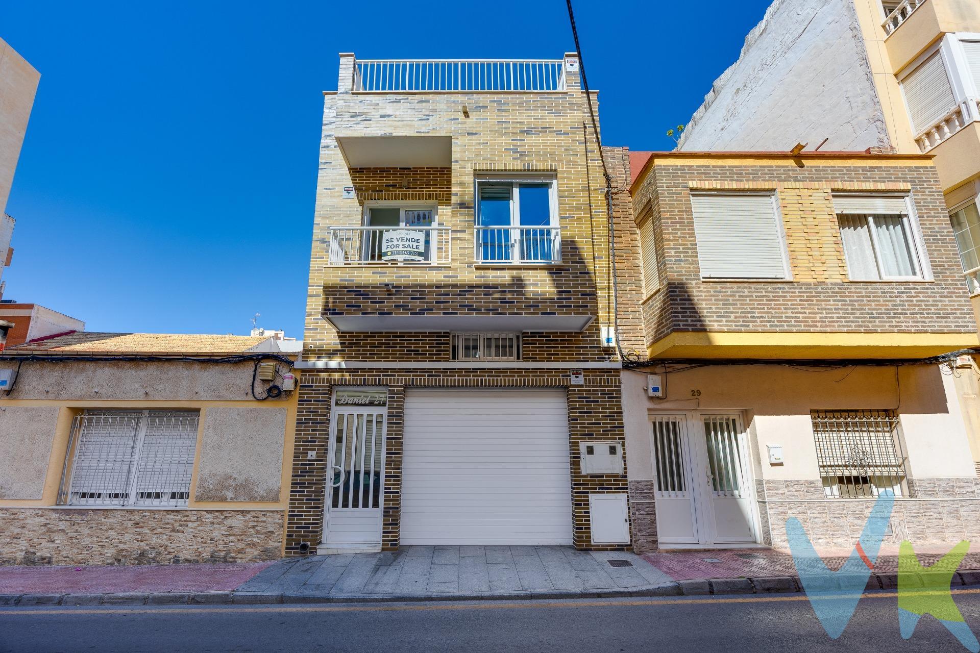 ¡Mocadi Torrevieja Real Estate presenta una oportunidad única en el centro de Torrevieja! Descubra esta casa adosada tradicional recientemente reformada, situada en la calle La Paz, una tranquila calle que ofrece privacidad sin renunciar a la comodidad de vivir a pocos minutos a pie del puerto deportivo, el paseo marítimo, comercios, restaurantes y todos los servicios. Las propiedades de estas características son cada vez más difíciles de encontrar, especialmente viviendas reformadas que combinan amplitud, aparcamiento privado y generosos espacios exteriores en una ubicación tan céntrica. Distribuida en tres niveles, la propiedad cuenta con aproximadamente 177 m² construidos, ofreciendo comodidad, funcionalidad y posibilidades de ampliación. PLANTA BAJA – GARAJE PRIVADO. Amplio garaje con capacidad actual para hasta tres vehículos, una característica excepcional en el centro de la ciudad. Dispone de armarios de almacenaje, cuarto de baño y preinstalación de ventilación, ofreciendo flexibilidad para posibles usos alternativos, sujetos a las autorizaciones correspondientes. Una entrada independiente y conectada con la vivienda permite acceder a la planta superior. PRIMERA PLANTA – VIVIENDA REFORMADA. La zona residencial ha sido renovada para ofrecer un ambiente moderno, luminoso y acogedor. Se distribuye en:. * Amplio y luminoso salón-comedor. * Cocina americana de concepto abierto. * Dos dormitorios. * Espacioso cuarto de baño. * Patio interior con acceso mediante escalera a la planta superior. La vivienda cuenta con ventanas nuevas de doble acristalamiento y aire acondicionado instalado en todas las estancias, proporcionando confort durante todo el año. PLANTA SUPERIOR – SOLÁRIUM PRIVADO DE 90 m². Uno de los grandes atractivos de esta propiedad es su espectacular solárium de 90 m², ideal para tomar el sol, disfrutar de comidas al aire libre o crear un espacio de relax y ocio privado. Esta planta dispone también de un cuarto de lavado con instalaciones de agua y electricidad, además de la posibilidad de estudiar la conversión de parte del espacio en superficie habitable adicional, sujeto a la normativa urbanística y a las autorizaciones necesarias. UNA OPORTUNIDAD DIFÍCIL DE ENCONTRAR. Esta propiedad reúne características poco habituales en el centro de Torrevieja: una reforma reciente, garaje privado para tres coches, amplios espacios interiores y un generoso solárium, todo ello en una calle tranquila y a poca distancia del mar. Ideal como residencia habitual, segunda vivienda junto al Mediterráneo o inversión inmobiliaria. Una casa con carácter, privacidad y múltiples posibilidades, en una de las ubicaciones más prácticas de Torrevieja. ¡Contacte con nosotros para concertar una visita y descubrir todo su potencial!. . Por mandato expreso del propietario, comercializamos este inmueble en exclusiva compartida, lo que garantiza un servicio de calidad, un trato fácil y personalizado, una gran difusión en nuestras redes compartidas y sin interferencias de terceros. Por este motivo se ruega no molestar al propietario, a los ocupantes de la propiedad, a los vecinos o conserjes del edificio si los hubiera. Si eres una agencia, llámanos colaboraremos contigo.