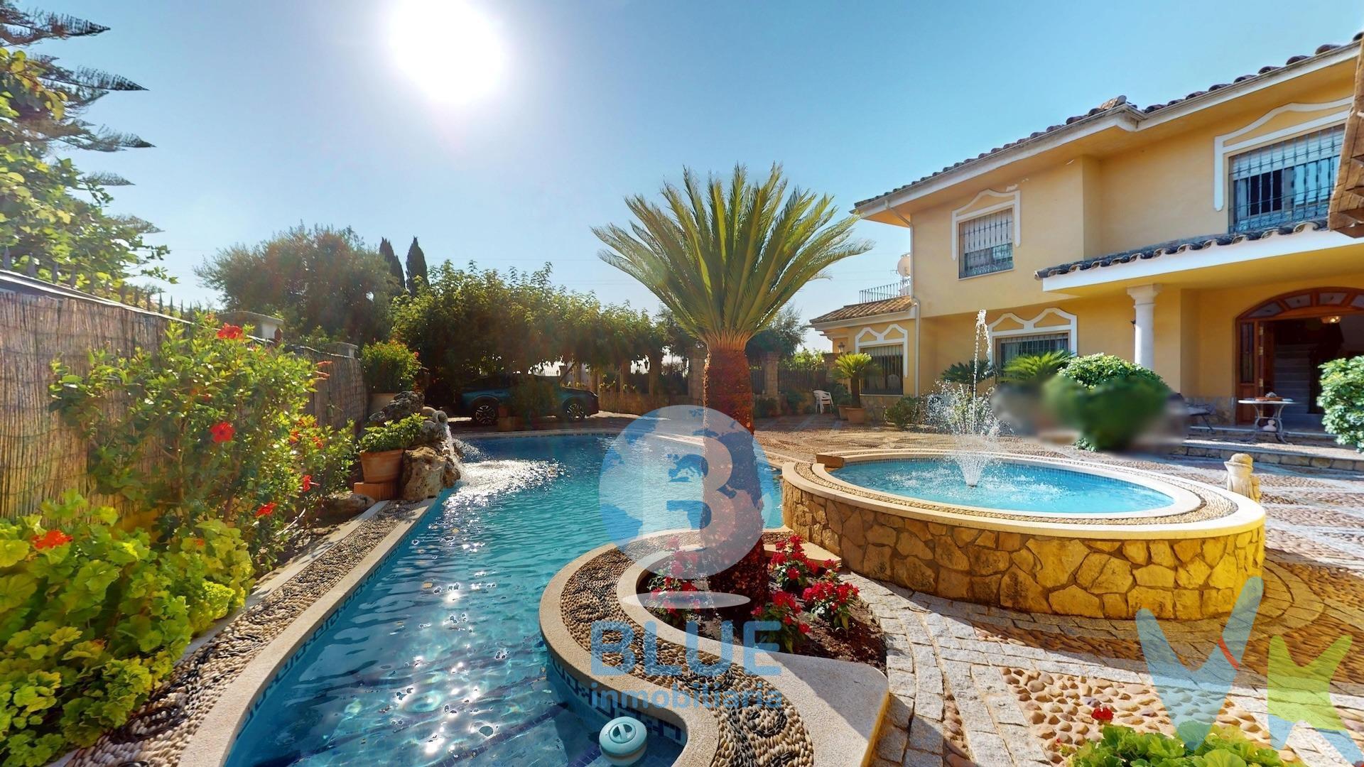 . 🌿 IMPRESIONANTE CHALET  CON PISCINA EN UN ENTORNO ÚNICO 🌿. Hay casas… y luego están los hogares especiales. Esta espectacular vivienda  ha sido diseñada para disfrutar de la tranquilidad, el espacio y la calidad de vida en un auténtico entorno de ensueño. Con 407 m² construidos y una amplia parcela de más de 800 m², esta propiedad destaca por su amplitud, luminosidad y múltiples posibilidades. Dispone de 7 amplios dormitorios, 5 baños completos y un elegante salón con chimenea que aporta un ambiente cálido y acogedor. La cocina se entrega totalmente amueblada, lista para disfrutar desde el primer día. La vivienda cuenta con excelentes calidades: suelos de mármol, carpintería interior de madera, armarios empotrados y orientación Este-Oeste-Noreste, lo que garantiza luz natural durante todo el día . En el exterior encontramos uno de sus mayores atractivos: una espectacular piscina privada con cascada, rodeada de amplias zonas de descanso, pérgola, zona de barbacoa y suelo de chino cordobés, ideal para disfrutar en familia o con amigos durante todo el año. Además, dispone de:. ✔ Buhardilla. ✔ Sótano. ✔ Chimenea. ✔ Bomba de calor. ✔ Rejas de seguridad. ✔ Lavadero. Una propiedad exclusiva, con personalidad y muchísimo encanto, perfecta tanto como vivienda habitual como para quienes buscan un lugar especial donde desconectar y vivir con total comodidad. 📍 Si buscas espacio, privacidad y una casa diferente a todas las demás, esta vivienda te enamorará desde la primera visita. INFORMACIÓN ADICIONAL: En cumplimiento de las obligaciones de información previstas en la Ley 10/2025, de 28 de diciembre, de servicios de atención a la clientela y transparencia, así como en la normativa sectorial vigente, el precio indicado no incluye los gastos e impuestos inherentes a la adquisición, los cuales se desglosan estimados o con posibilidad de calcularlos a continuación; los gastos más ajustados serán dados en el D.I.A. en la visita a inmuebles, o antes. Gastos de Notaría: La Minuta se calculará según al arancel notarial oficial: Anexo I, del Real Decreto 1426/1989, de 17 de noviembre. Enlace: https://notariared.com/calculadora-gastos-compra-vivienda/. Gastos de Registro de la Propiedad: La inscripción se facturará según el arancel oficial: ANEXO I, del Real Decreto 1427/1989, de 17 de noviembre. Igual enlace anterior. Gastos de Gestión (Gestoría): Los honorarios por la tramitación administrativa, liquidación de impuestos e inscripción registral ascienden de forma estimativa a [363 € aprox.] (IVA incluido), aunque depende de cada caso, y su dificultad. Honorarios Agencia del Vendedor: incluidos en el PVP. Honorarios Agencia del comprador: La agencia prestará los servicios de información, asesoramiento y acompañamiento previstos en el Encargo de Servicios y en el D.I.A. Si solicita servicios adicionales o personalizados, sus honorarios serán informados previamente, de forma individualizada y por escrito, conforme a la libertad de pactos y a la normativa vigente. Siendo actualmente la cantidad de un 2,5% del precio final de venta más el 21% de IVA (con un mínimo de 3.500 € más el 21% de IVA). Impuesto sobre Transmisiones Patrimoniales (ITP): Se aplicará el tipo impositivo vigente en Andalucía (generalmente el 7%, sin perjuicio de tipos reducidos del 6%. 3,5%, etc, aplicables según las circunstancias personales del comprador o las características del inmueble). El impuesto se devenga sobre el superior entre: 1.- Valor de Referencia de Catastro; y 2.- Precio de venta. Puede calcular su situación personal. 
