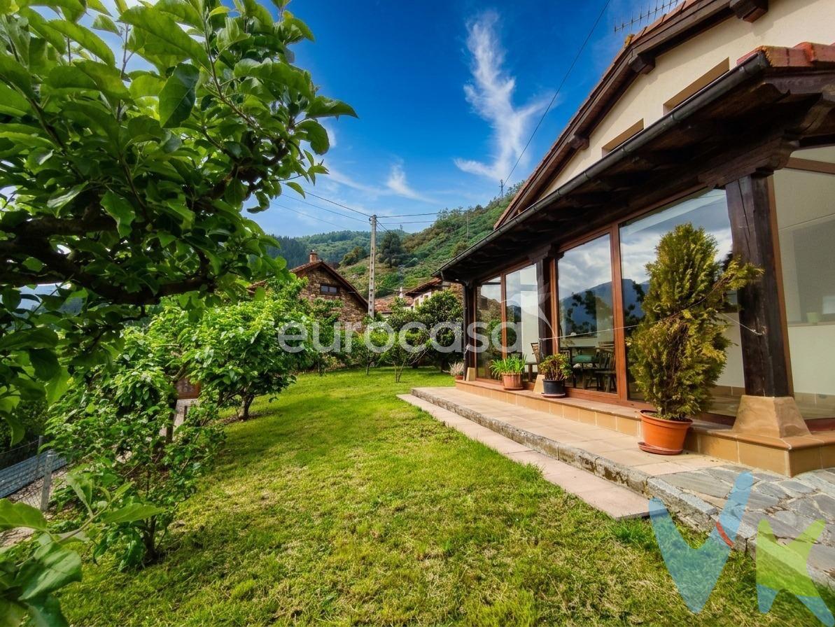 VISTAS INSUPERABLES EN UNA CASA DE ENSUEÑO. Despertar con las montañas como compañía y el murmullo del río a tus pies ya no es un sueño, es la realidad que te espera en Esanos. Esta maravilla está situada a tan solo 7 kilómetros de Potes, en una de las zonas más desconocidas pero con mayor encanto de toda Liébana. Un kilómetro antes de llegar a Tama, hay una desviación a la izquierda: una carretera preciosa que te adentra en el paisaje hasta llegar a la casa. Al entrar en Esanos, verás el río, el puente que lo cruza… y allí, justo en esa primera posición privilegiada, se alza esta vivienda que te da la bienvenida al instante. La parcela supera los 700 m², repleta de árboles frutales, donde cada estación trae su aroma y su sabor y embellecen el paisaje todo el año. El entorno es auténticamente rural, sereno, con viñedos en los alrededores y unas vistas despejadas a los Picos de Europa que quitan el aliento, especialmente al amanecer o al atardecer, cuando la luz juega sobre las montañas. La presencia del río aporta ese sonido relajante, ese frescor natural que convierte cualquier momento en algo especial. La casa ha sido construida recientemente, con estructura de hormigón, ventanas de PVC y contraventanas que aseguran durabilidad, aislamiento térmico y resistencia al clima típico de montaña. Su distribución es perfecta:. •	Planta baja:  3 dormitorios, 1 baño completo, un salón con cocina americana, amplia, luminosa, perfectamente integrada para compartir los momentos del día y un garaje muy grande, con ventana y con cocina integrada. Este espacio no solo es para el vehículo, sino que te abre múltiples posibilidades (apartamento, zona de invitados, taller, negocio familiar… tú decides). •	Planta alta: 4 dormitorios y 1 baño completo. •	Y como extra encantador: un precioso porche cerrado y acristalado, con puertas que se pueden abrir completamente para conectar el interior con el mundo exterior. Imagínate desayunar mientras respiras, ver llover sin mojarse, o acoger cenas con amigos bajo el cielo estrellado. Esta vivienda es ideal para familias numerosas que desean espacio, luz, privacidad y un hogar en que cada miembro tenga su lugar; también para personas que buscan un segundo hogar, refugio de fin de semana o vacaciones, donde desconectar; o para emprendedores ya que la casa se presta para negocio (turismo rural, alquiler vacacional, apartamentos, talleres, estudio artístico…), en parte por el garaje con cocina que ya está configurado para adaptarse; y desde luego, para amantes de la naturaleza, fotógrafos, senderistas, quienes valoran la autenticidad, los paisajes grandiosos y la tranquilidad. Te va a enamorar porque Esanos no es solo un punto en el mapa, es un remanso de paz. Una joya donde el verde, el rumor del río, la amplitud del cielo y los Picos de Europa se convierten en parte de tu día a día. Aquí, cada amanecer tiene algo especial. Cada tarde, algo para agradecer. Y cada noche, la certeza de que estás en un lugar singular. Una vivienda nueva en un lugar auténtico: Esanos, uno de los secretos mejor guardados de Liébana. 