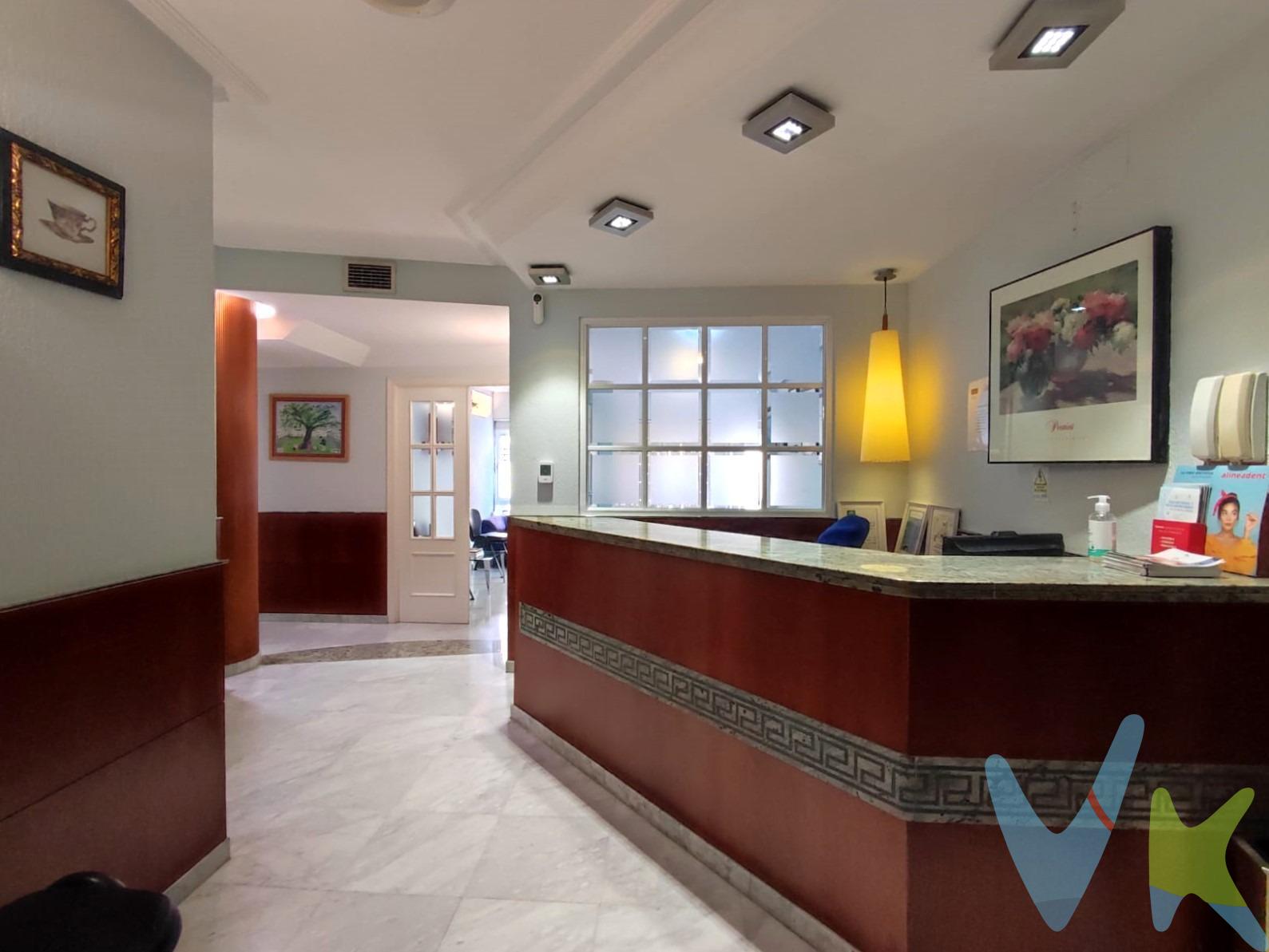 OPORTUNIDAD ÚNICA: Vivienda convertida en clínica dental en venta en zona inmejorable. Esta espaciosa propiedad, con un total de 121 metros cuadrados construidos (según catastro), ofrece una distribución ideal para transformarla en la casa de sus sueños. La vivienda, actualmente clínica dental, se divide en las siguientes áreas:. ESPACIO PRINCIPAL: Anteriormente un salón, actualmente es una espaciosa sala de espera con recepción, muy luminosa con un enorme ventanal ya que se le incluyó la terraza que existía en origen. COCINA: Actualmente el despacho, está listo para ser reformado en una moderna cocina. BAÑO: Actualmente existe un baño en funcionamiento, ya que el otro se está usando como pequeño laboratiorio. TRES GABINETES: Amplias habitaciones con múltiples ventanas que les dan gran luminosidad natural. El inmueble es totalmente exterior y cuenta con suelos de mármol blanco Macael en toda la casa. El edificio se encuentra en una zona excepcional, cerca del Hospital Puertas del Mar, a menos de 3 minutos andando a la Playa Victoria. En el barrio puedes encontrar de todo, médicos, farmacias, supermercados, estancos..... No pierda la oportunidad de adquirir este fantástico inmueble con muchísimas posibilidades de renovación. ¡Contacte con nosotros para visitarlo!. Precio: 500.000€. Por mandato expreso del propietario, comercializamos este inmueble en exclusiva, lo que le garantiza el acceso a toda la información, a un servicio de calidad, un trato fácil, sencillo y sin interferencias de terceros. Por este motivo, se ruega no molestar al propietario, a los ocupantes de la propiedad o a los vecinos. Muchas gracias por su comprensión. De acuerdo con lo prevenido en el Decreto 218/2005, de 11 de octubre, se informa al cliente que los Gastos Notariales, Registrales, impuesto de transmisiones (ITP), Honorarios de intermediación, Gastos financieros, y otros gastos inherentes a la compraventa no están incluidos en el precio.