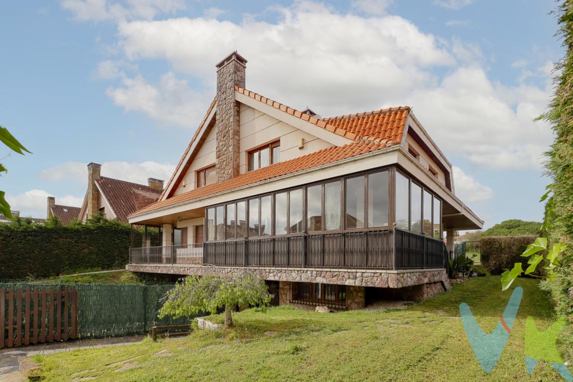 Exclusivo Chalet en Gijón: Tu refugio junto al mar ???? Descubre el equilibrio perfecto entre lujo y comodidad en este chalet único a pasos de la playa y con excelente conexión de bus. Una propiedad diseñada para quienes buscan calidad de vida en una ubicación privilegiada.Lo que te enamorará:Espacios de descanso: 4 amplias habitaciones. La suite principal destaca por su elegancia, armarios empotrados y baño privado.Zona social: Gran salón con chimenea que fluye hacia una espectacular terraza acristalada, ideal para disfrutar todo el año.Modernidad: Cocina recientemente reformada con diseño funcional y actual.Comodidad total: 3 baños completos, un aseo de cortesía, zona de lavandería y garaje para 3 coches.Luz natural, amplitud y la brisa marina a la vuelta de la esquina. Una oportunidad única de vivir donde siempre soñaste.¡Ven a conocer tu futuro hogar! Gastos e impuestos no incluidos en el precio. A título orientativo, en segundas transmisiones, el comprador abonará el Impuesto sobre Transmisiones Patrimoniales (ITP). Para consultar los porcentajes del ITP en Asturias puede hacerlo a través de la web oficial de servicios tributarios del Principado de Asturias https://sede.tributasenasturias.es/sites/sede/default/es_ES/Que-quieres-hacer/Transmisiones-Patrimoniales-y-AJD. La base imponible será el mayor valor entre precio de compraventa, tasación o valor de referencia catastral. Gastos de notaría y registro según aranceles variables según precio, número de copias y complejidad.  El comprador escoge libremente notario. El vendedor asume la plusvalía y el resto de gastos son del comprador. Si se precisa hipoteca: Tasación, condiciones y costes bancarios según entidad elegida por el comprador; así como los gastos de gestoría y cualesquiera otros inherentes a la formalización de la compraventa. De acuerdo con la ley, no se incluyen en el precio otros gastos o tributos que legalmente correspondan al comprador. Honorarios de intermediación inmobiliaria a cargo del vendedor y honorarios de mediación inmobiliaria del 2% más I.V.A. con un mínimo de 2.000 + IVA a cargo del comprador. El consumidor tiene derecho, conforme a la normativa vigente, a disponer de información y documentación adicional relativa al inmueble y condiciones de la compraventa, accesible en la sede física o mediante correo electrónico de la Agencia cuyos datos de contacto aparecen en la página web. La agencia actúa exclusivamente como intermediaria en la operación. Cualquier compraventa y sus condiciones quedan sujetas en todo caso a la aceptación expresa del vendedor del inmueble y a la posterior formalización del correspondiente contrato. El presente anuncio tiene carácter meramente informativo; la información suministrada se corresponde con la disponible a la fecha de publicación, pudiendo variar en función de las circunstancias o actualizaciones legales, contractuales y fiscales.