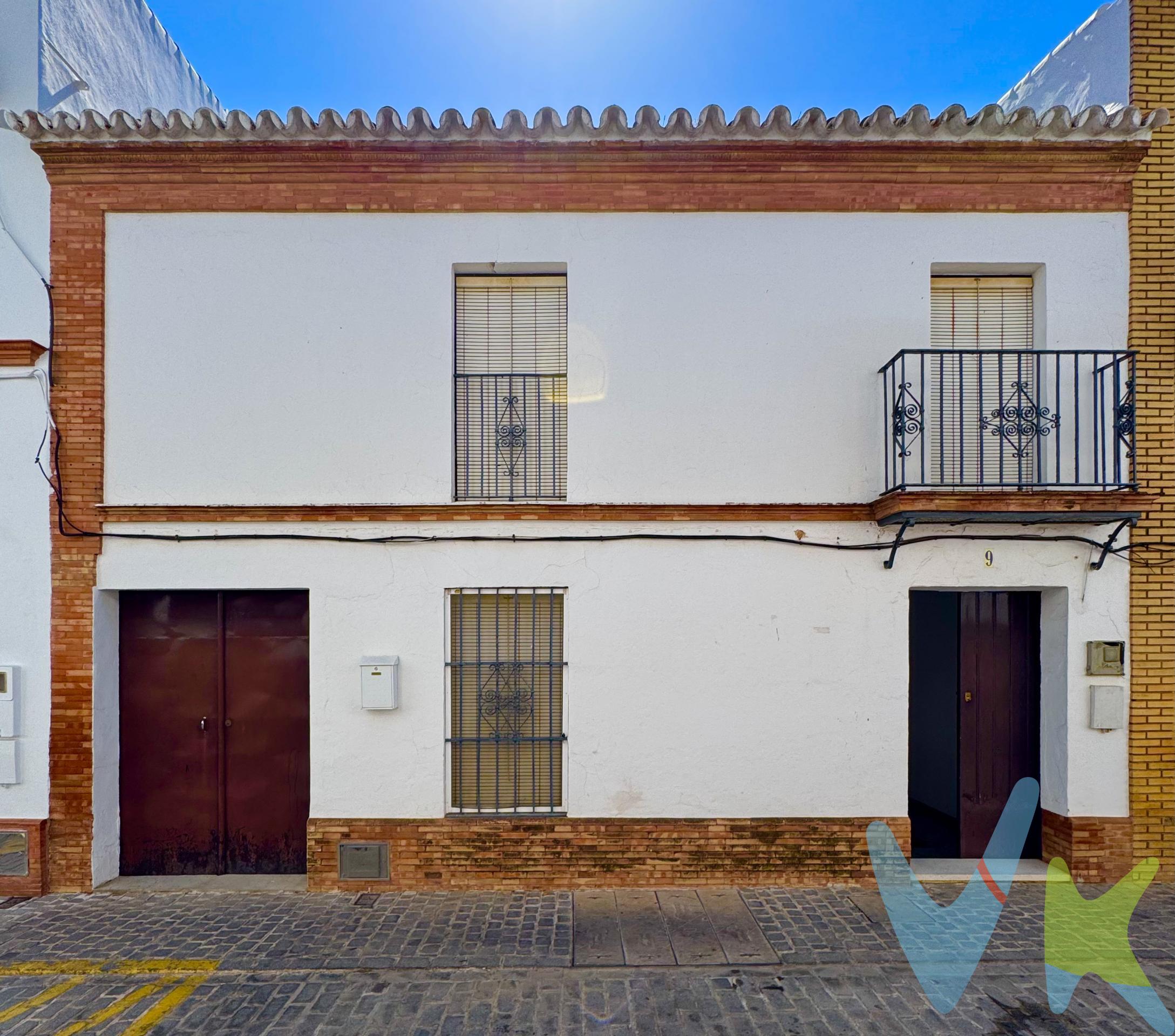 PRECIO DE VENTA: [230.000 + GASTOS] €. Oportunidad única en el centro de Olivares!. Casa para reformar situada en una de las mejores calles del pueblo. Con más de 290 m² construidos y una generosa parcela de casi 500 m², esta propiedad ofrece un sinfín de posibilidades para crear la vivienda de tus sueños o desarrollar un atractivo proyecto. Ubicada en pleno corazón de Olivares, disfrutarás de la tranquilidad del entorno y la cercanía a todos los servicios. Ideal para quienes buscan amplitud, ubicación privilegiada y un gran potencial de reforma ya que se puede modificar incluso la fachada. . En cumplimiento de las obligaciones de información previstas en la Ley 10/2025, de 28 de diciembre, de servicios de atención a la clientela y transparencia, así como en la normativa sectorial vigente, se hace constar que el precio indicado no incluye los gastos e impuestos inherentes a la adquisición, los cuales se desglosan a continuación:. •	Impuesto sobre Transmisiones Patrimoniales (ITP): Se aplicará el tipo impositivo vigente en la Comunidad Autónoma de Andalucía, generalmente el 7% (16.100€), sin perjuicio de tipos reducidos del 3,5%, 1,2% o 1% aplicables según las circunstancias personales del comprador o las características del inmueble). El impuesto se devenga sobre el Valor de Referencia de Catastro o el precio de venta, aquel que resulte superior. •	Gastos de Notaría: Los honorarios notariales se calcularán conforme al arancel oficial regulado en el Anexo I, del Real Decreto 1426/1989, de 17 de noviembre, por el que se aprueba el arancel Notarial. •	Gastos de Registro: La inscripción en el Registro de la Propiedad se facturará según el arancel oficial establecido en el ANEXO I, del Real Decreto 1427/1989, de 17 de noviembre, por el que se aprueba el arancel Notarial. •	Gastos de Gestión (Gestoría): Los honorarios por la tramitación administrativa, liquidación de impuestos e inscripción registral ascienden aproximadamente a [545] € (IVA incluido). •	Honorarios Agencia del Vendedor: incluidos en el PVP. •	Honorarios Agencia del comprador: La agencia prestará los servicios de información, asesoramiento y acompañamiento previstos en el Encargo de Servicios y en el D.I.A. Si solicita servicios adicionales o personalizados, sus honorarios serán informados previamente, de forma individualizada y por escrito, conforme a la libertad de pactos y a la normativa vigente. NO VINCULADOS AL PRECIO DE COMPRA. Para una información exhaustiva sobre el funcionamiento, tipos impositivos y bonificaciones del ITP en Andalucía, puede consultar el portal oficial de la Agencia Tributaria de la Junta de Andalucía en el siguiente enlace:. https://www.juntadeandalucia.es/organismos/economiahaciendayfondoseuropeos/areas/tributos-juego/tributos/paginas/impuestos-cedidos-transmisiones.html; . Documento D. I. A. a disposición del consumidor según Decreto 218/2005 Junta de. Andalucía. . 