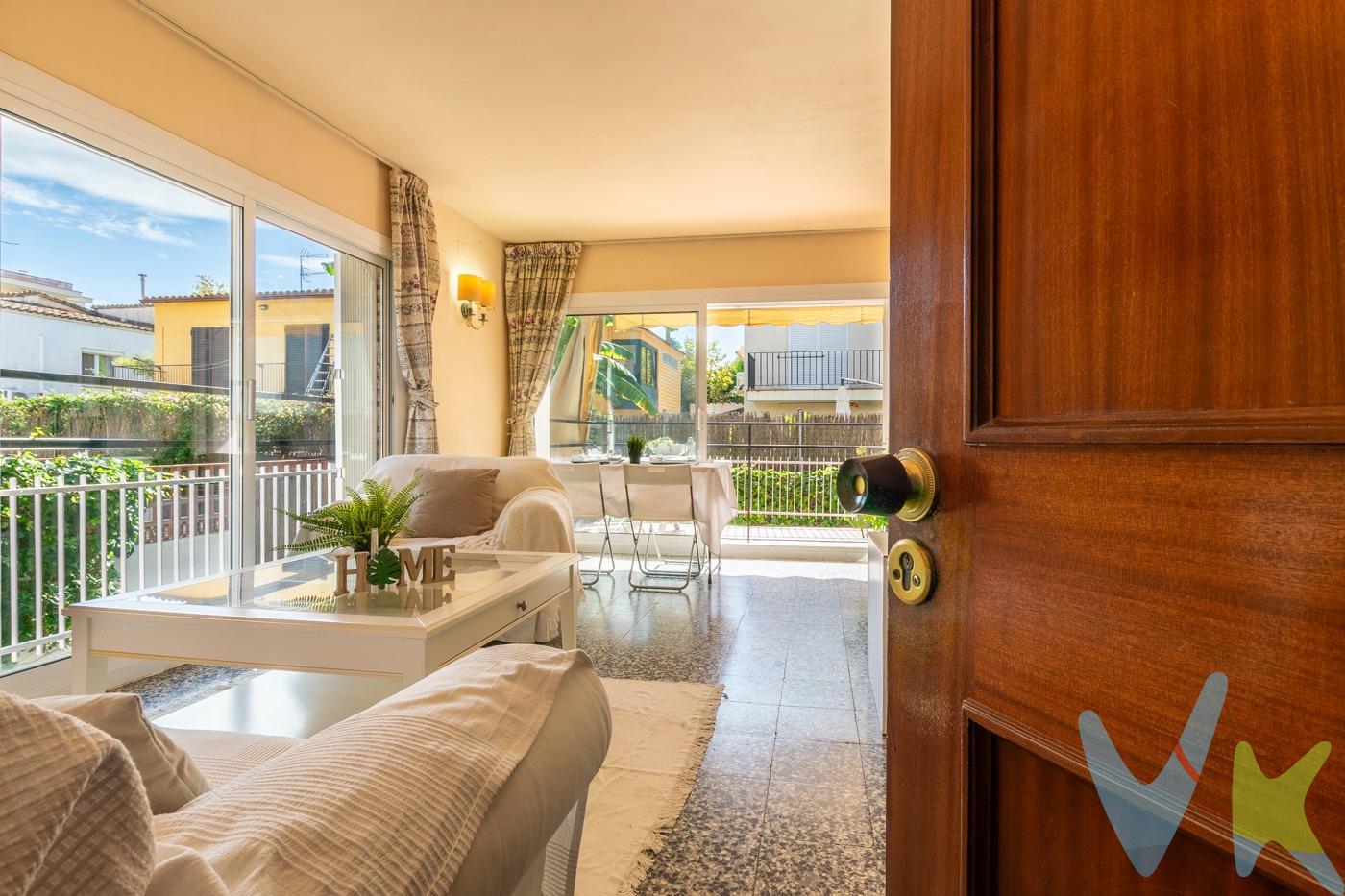 🌊✨ Vivir en El Vinyet, Sitges no es para cualquiera… es para quienes buscan lo mejor. A solo 200 metros del mar, en un entorno tranquilo pero con el centro de Sitges a tan solo un paseo, se encuentra esta propiedad que puede ser:. 🏡 tu primera residencia, para vivir todo el año rodeado de calma. 🌞 o tu segunda residencia, ese refugio perfecto para escapadas al Mediterráneo. Con 57m² llenos de posibilidades, es un auténtico lienzo en blanco:. 🛋️ Salón-comedor con cocina abierta. ☀️ Terraza soleada para disfrutar cada mañana. 🛏️ Dos habitaciones dobles. 🛁 Baño con ducha reformado. 📍 La altura justa de un entresuelo, cómoda y práctica. Imagina… desayunar con el sol entrando por tu terraza, bajar caminando a la playa en 3 minutos y volver a casa con la tranquilidad de tu propio espacio en la zona más bonita de Sitges. Además, cuenta con una plaza de aparcamiento (exterior), imprescindible si quieres pasar un verano cómodo y sin estres. 🔑 Propiedades como esta en El Vinyet no se ven todos los días, sabes que no puedes dormirte.. 👉 ¿La descubrimos juntos?. _________________________________________________________. Nota: en los importes indicados no se hayan incluidos los impuestos y tasas aplicables a la compra o alquiler del bien inmueble, ni los gastos asociados al traspaso de la licencia turística. Las fotografías, videos, planos y demás documentación gráfica pueden no corresponder con la realidad actual, así como los metrajes y superficies, y no tienen carácter contractual. Salvo indicación contraria, los muebles y equipamiento que aparecen en el anuncio no están incluidos en el precio. La vivienda dispone de Certificado Energético y Cédula de Habitabilidad vigentes.